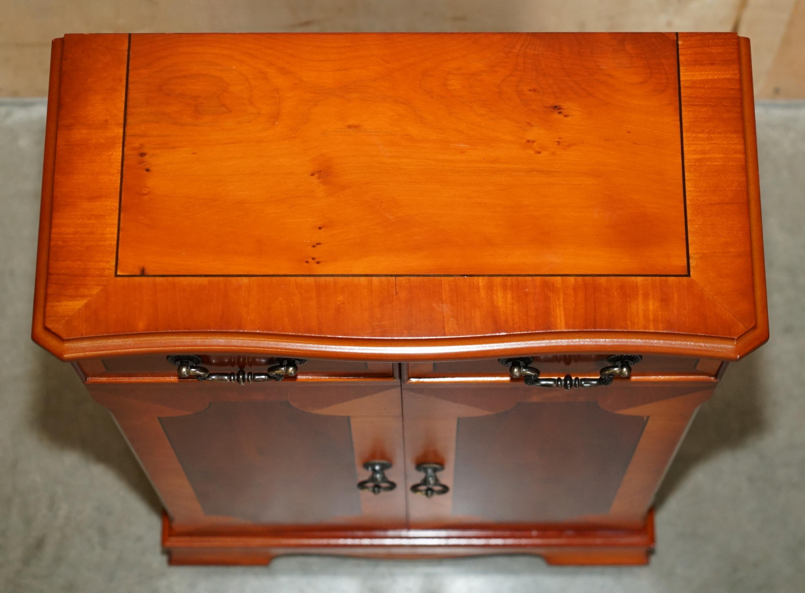 LOVELY ViNTAGE BURR YEW WOOD CD OR DVD 120 PIECE HOLDING SIDE CABINET TOWER (Eibenholz) im Angebot