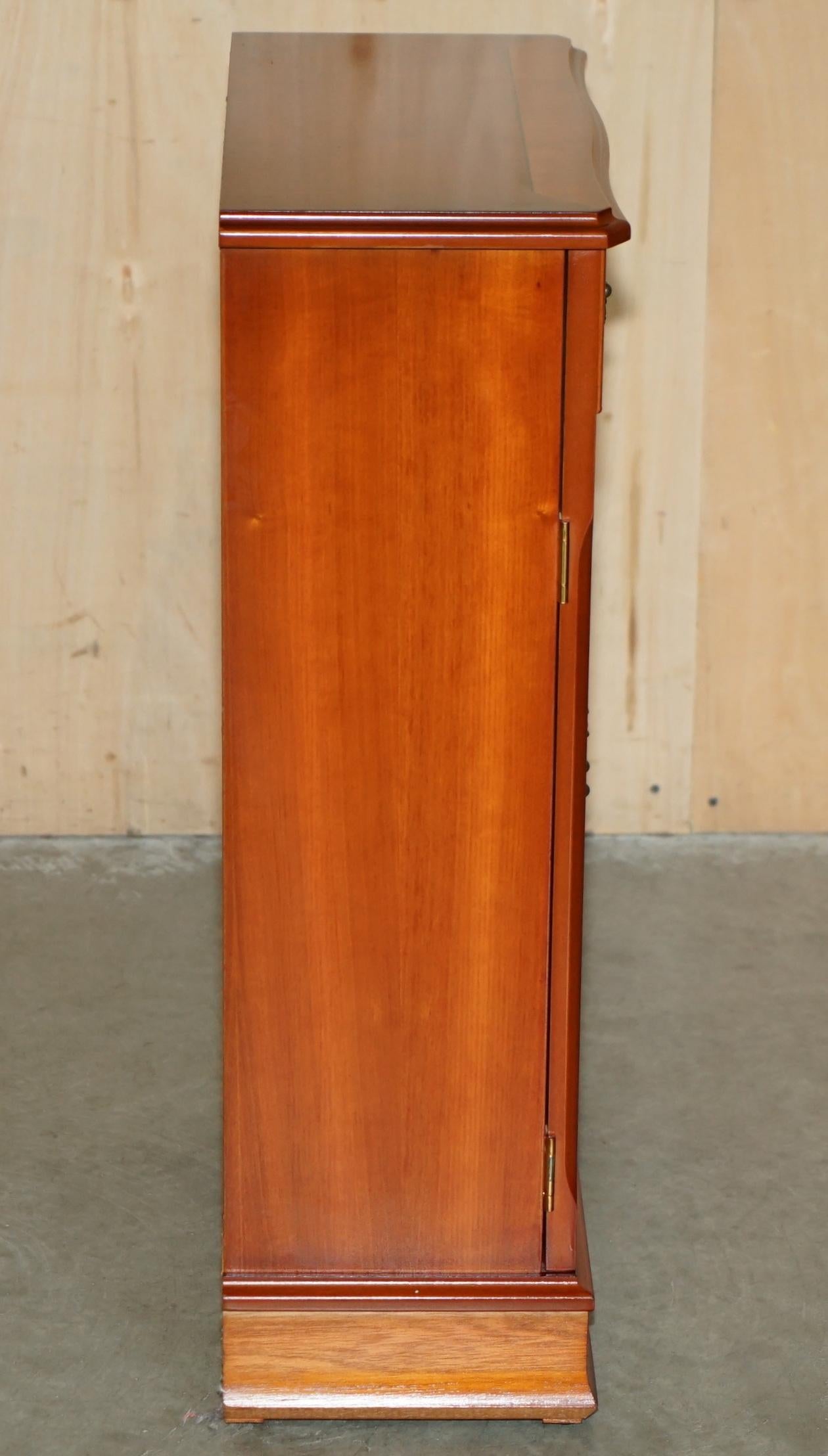 LOVELY ViNTAGE BURR YEW WOOD CD OR DVD 120 PIECE HOLDING SIDE CABINET TOWER im Angebot 2