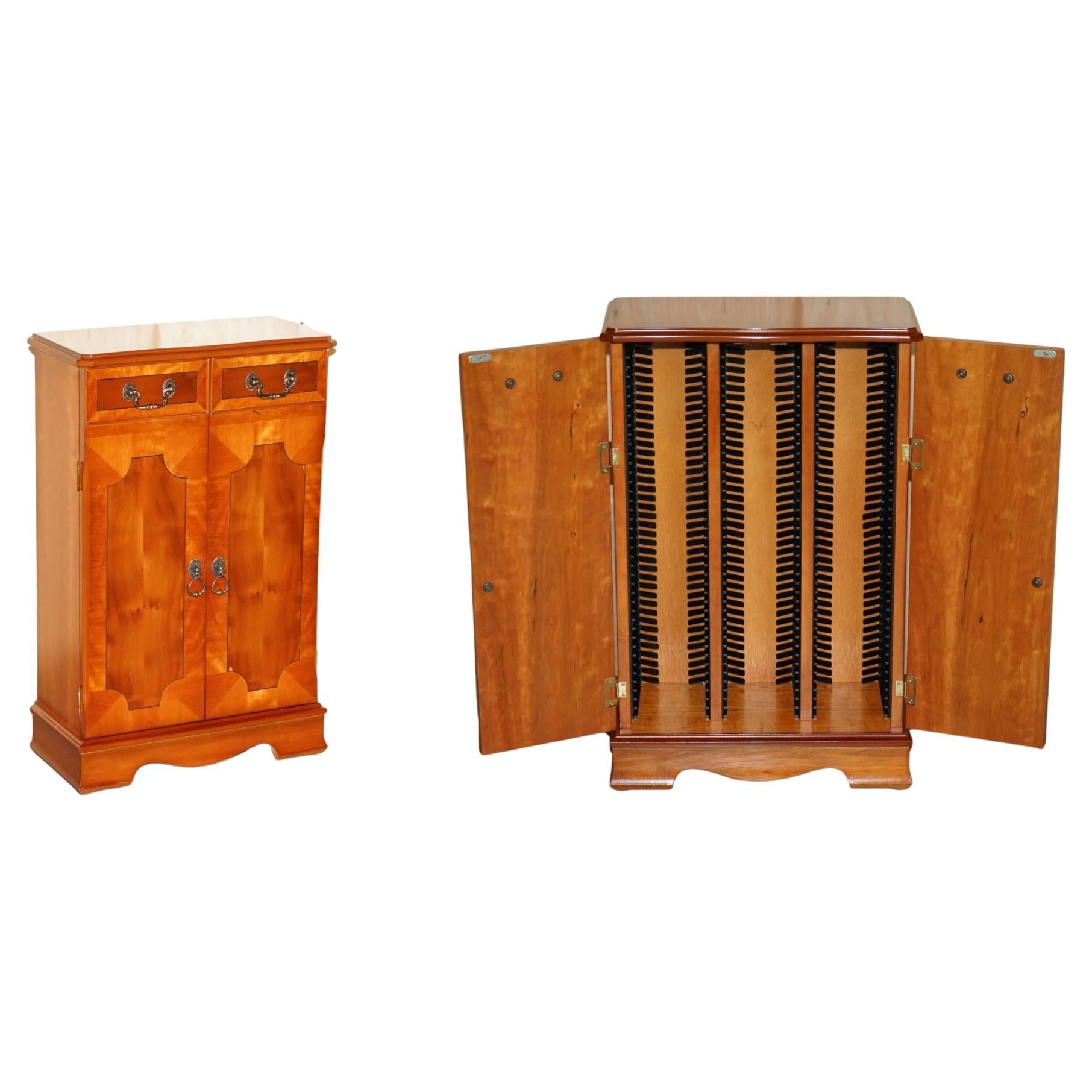 LOVELY ViNTAGE BURR YEW WOOD CD OR DVD 120 PIECE HOLDING SIDE CABINET TOWER im Angebot