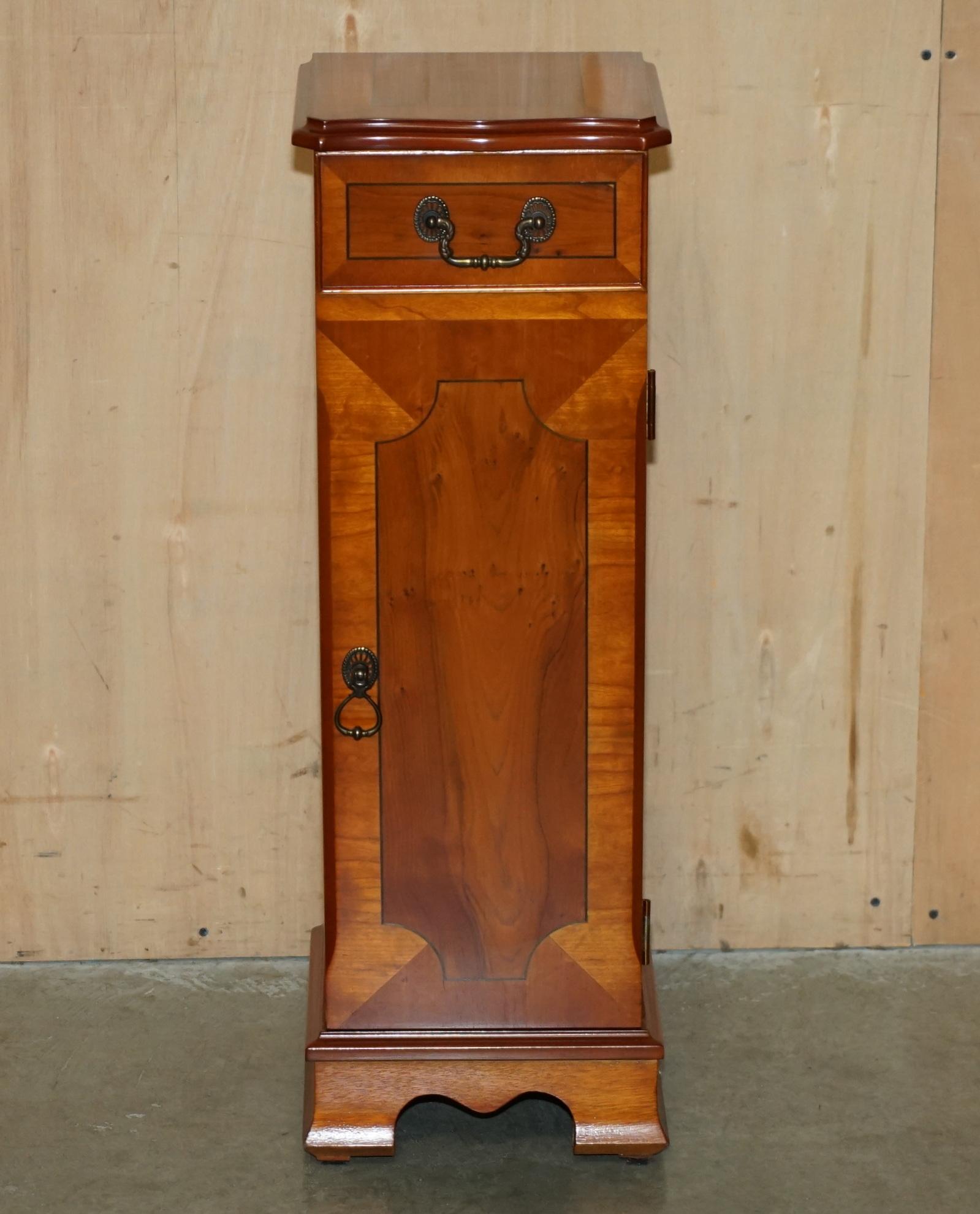 Mid-Century moderno Bellissima torre porta CD o DVD da 30 pezzi in legno d'epoca di Wood YEW SiDE in vendita