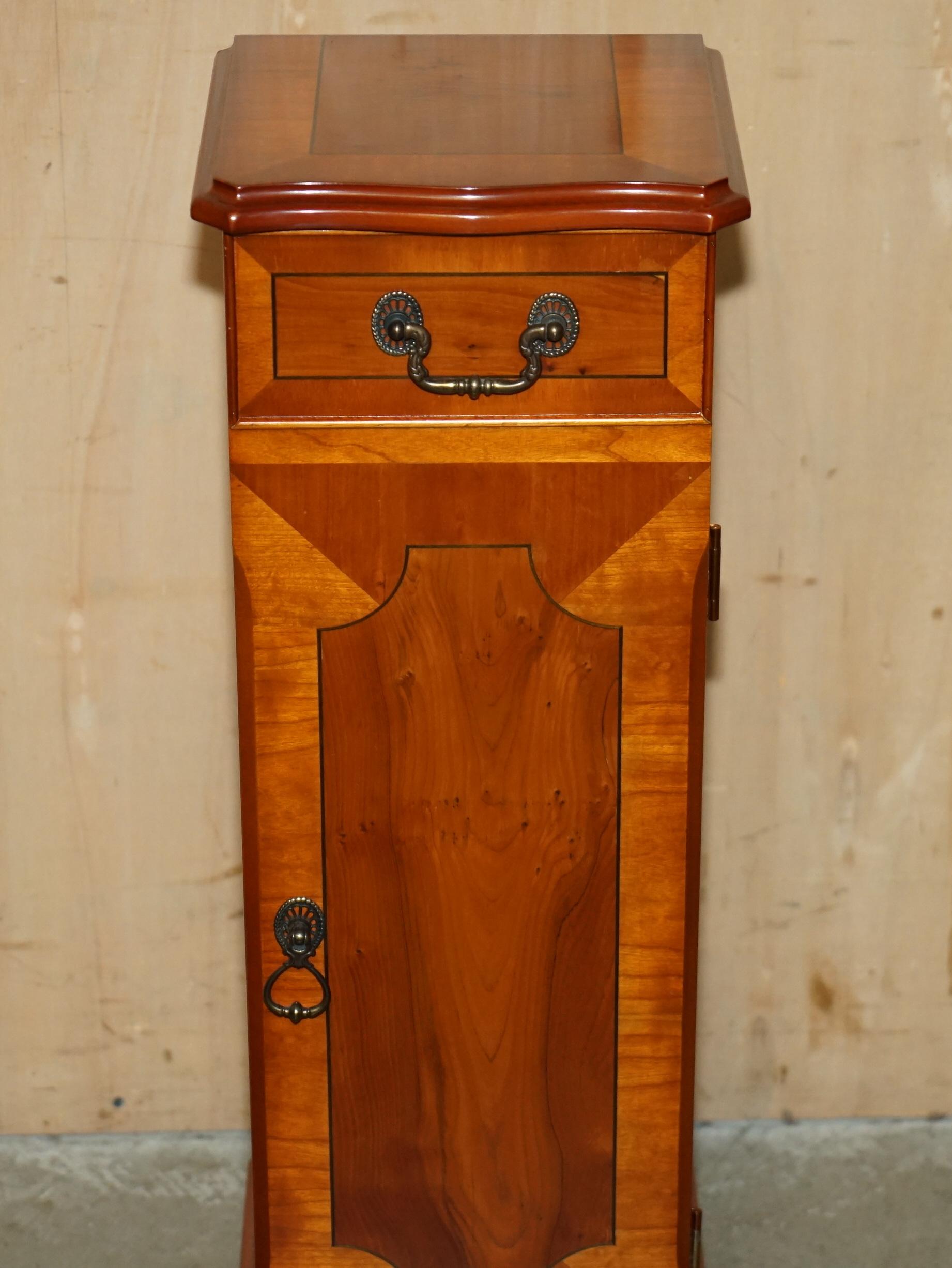 Inglese Bellissima torre porta CD o DVD da 30 pezzi in legno d'epoca di Wood YEW SiDE in vendita