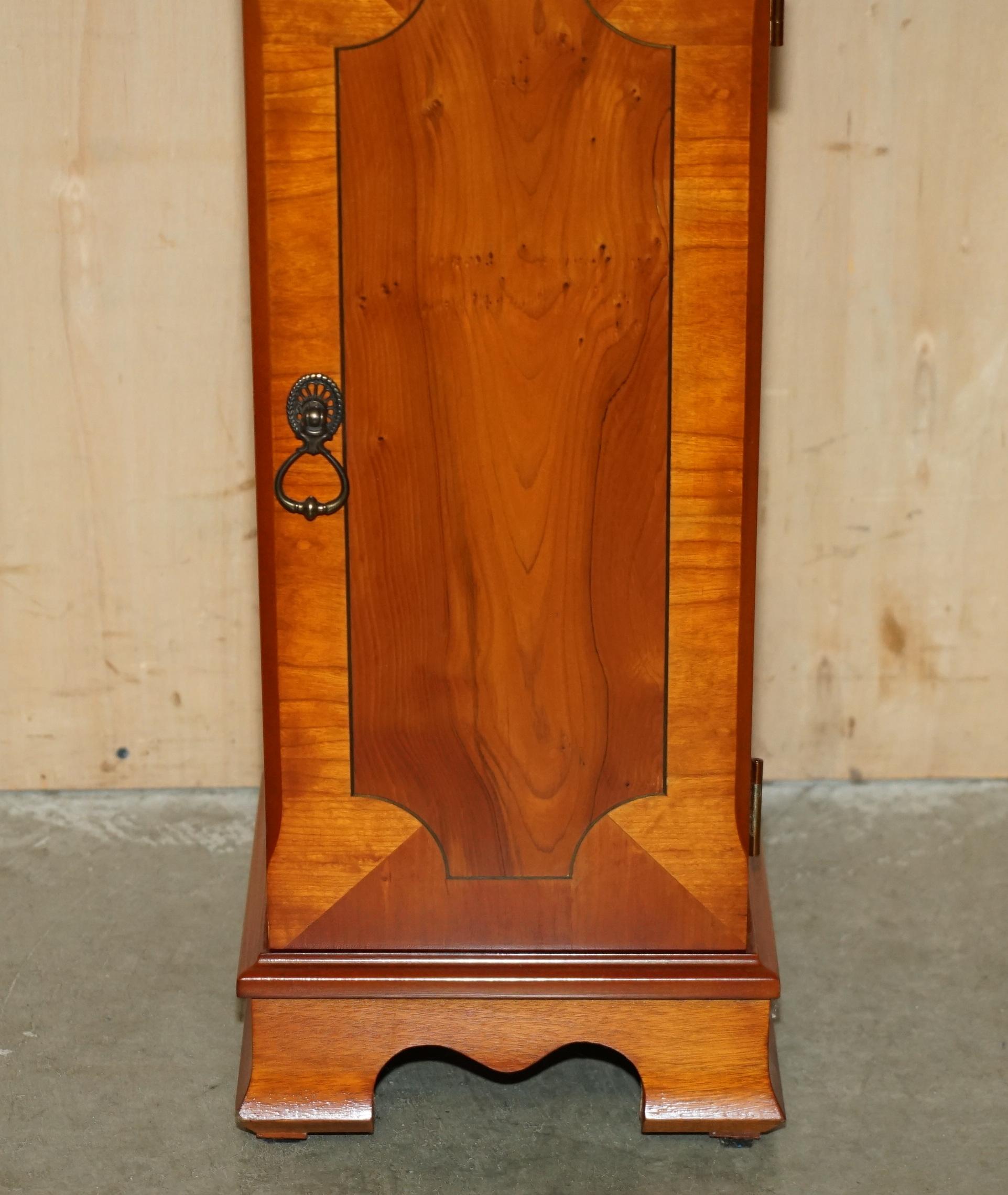 Fatto a mano Bellissima torre porta CD o DVD da 30 pezzi in legno d'epoca di Wood YEW SiDE in vendita