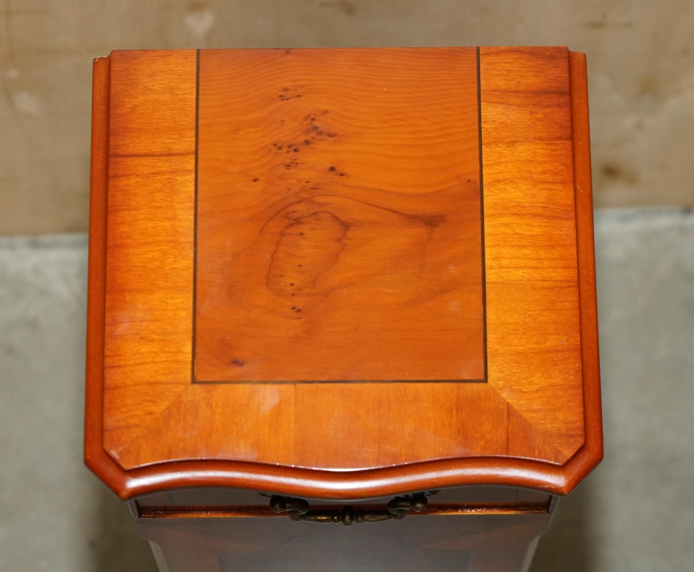 Bellissima torre porta CD o DVD da 30 pezzi in legno d'epoca di Wood YEW SiDE In condizioni buone in vendita a West Sussex, Pulborough