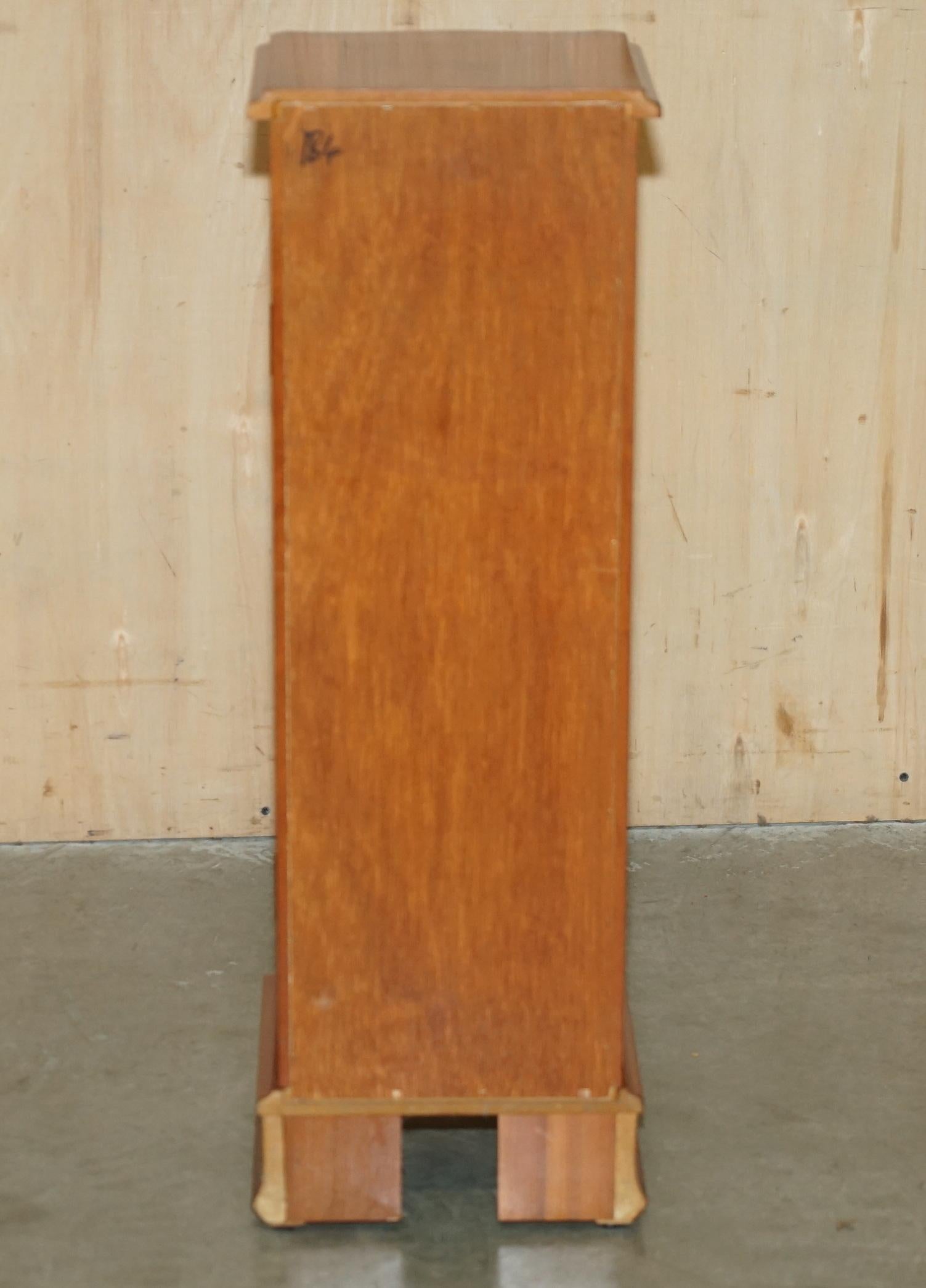 Tasso Bellissima torre porta CD o DVD da 30 pezzi in legno d'epoca di Wood YEW SiDE in vendita