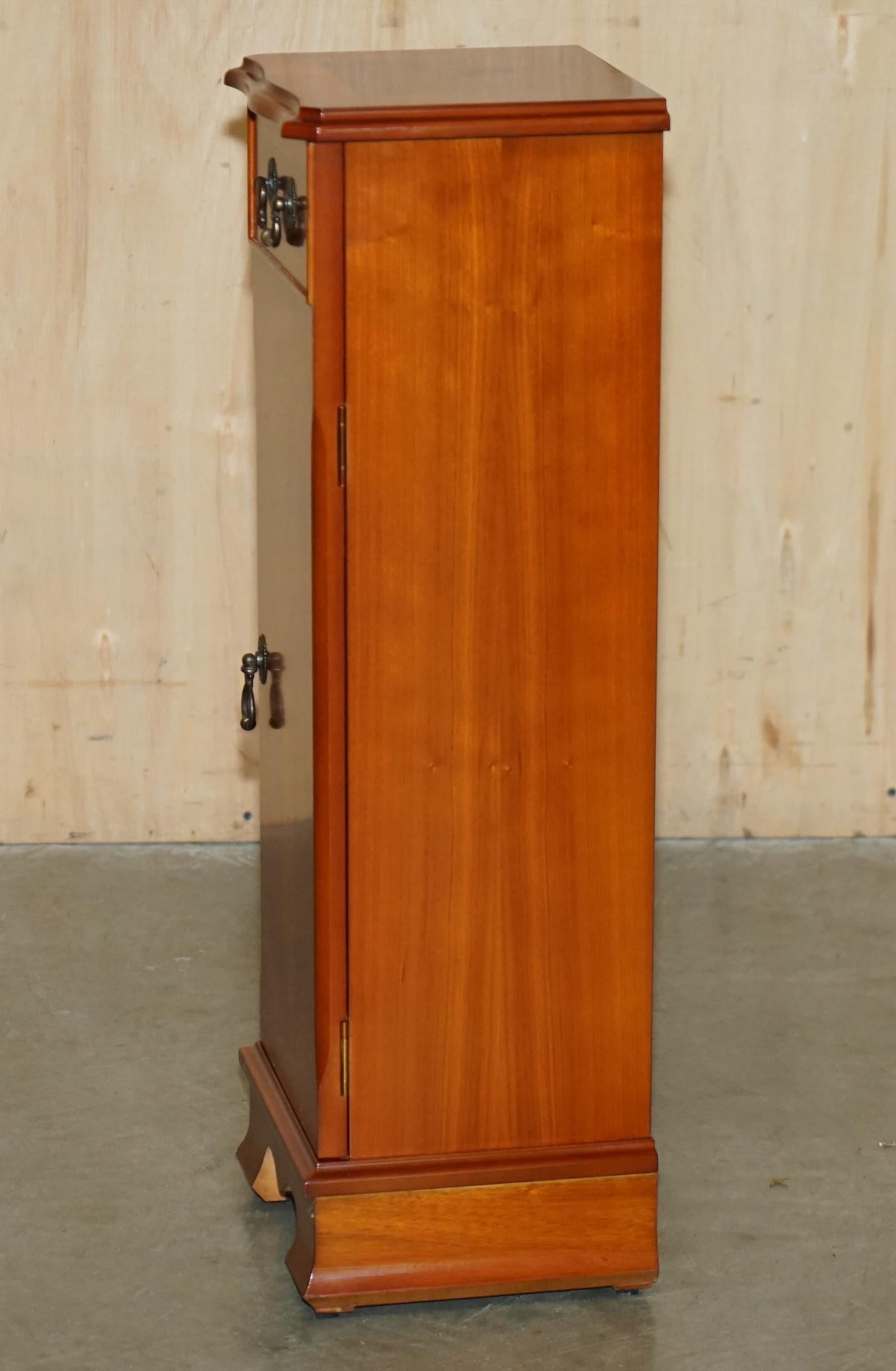 Bellissima torre porta CD o DVD da 30 pezzi in legno d'epoca di Wood YEW SiDE in vendita 1