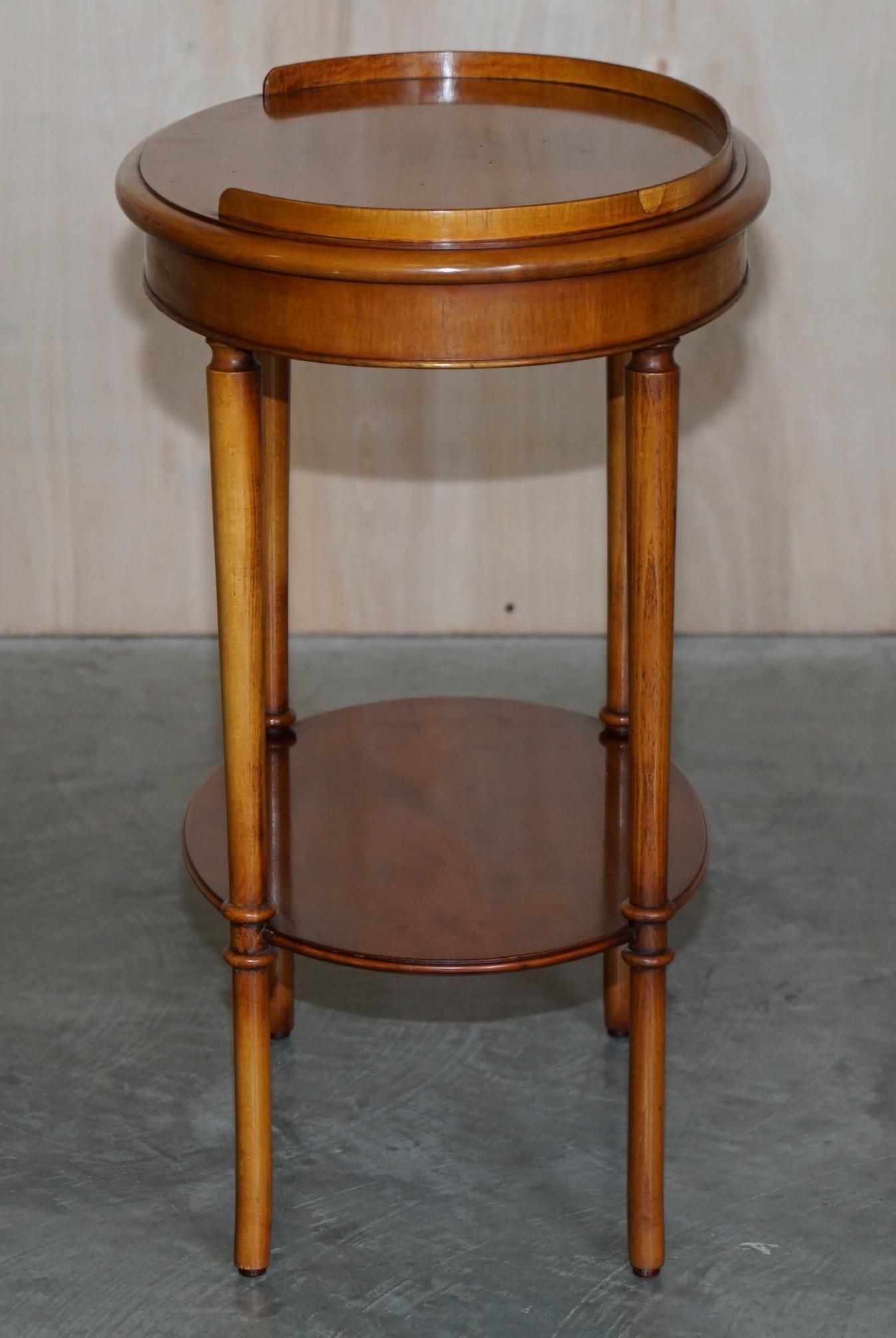 Jolie lampe d'appoint ovale vintage en bois d'if avec plateau en galerie en vente 5