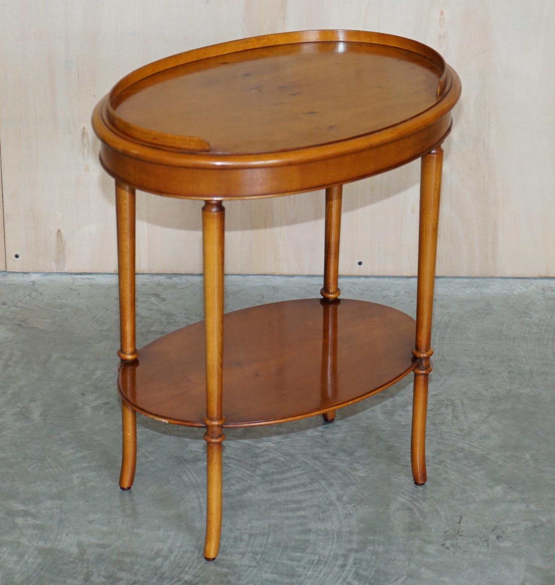 Nous sommes ravis d'offrir à la vente cette charmante table à vin ovale en bois de ronce d'if avec plateau à galerie.

Une table décorative de bonne facture, avec une belle patine vintage, qui s'adapte à tous les environnements.

Nous l'avons