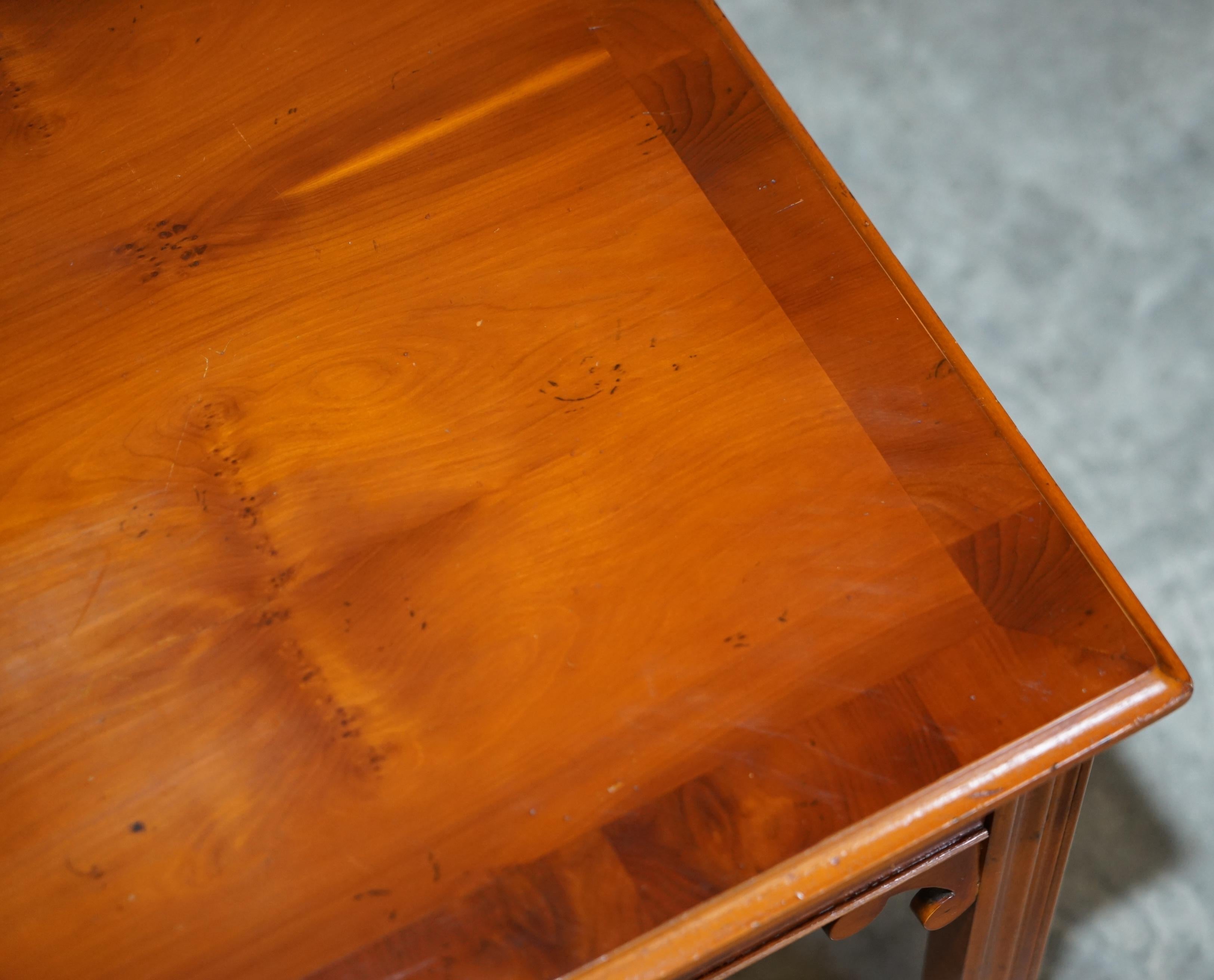 Lovely Vintage Burr Yew Wood Side End Lamp Wine Table with Chippendale Arches For Sale 1