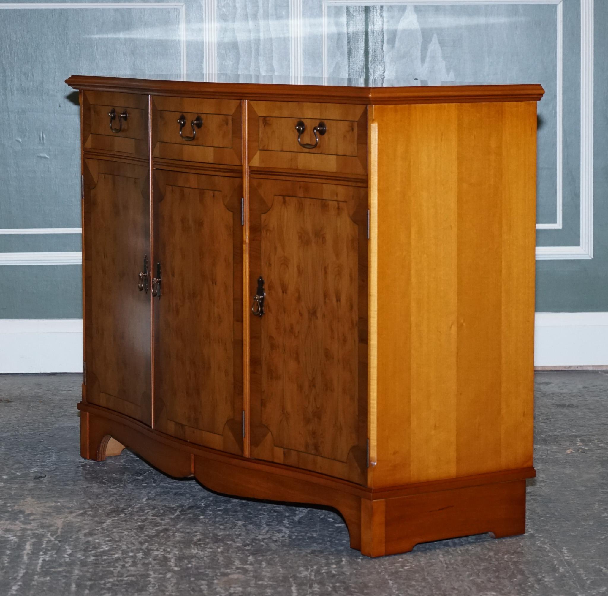 LOVELY VINTAGE BURR YEW WOOD THREE DRAWERS & CUPBOARDS BOW FRONT SiDEBOARD 4