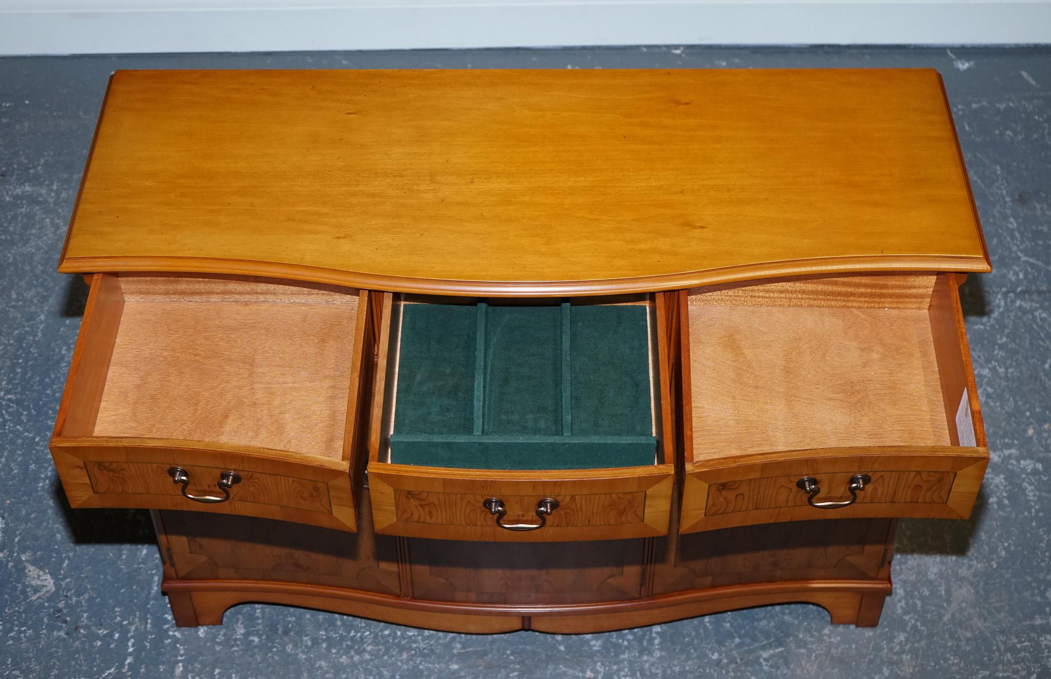 LOVELY VINTAGE BURR YEW WOOD THREE DRAWERS & CUPBOARDS BOW FRONT SiDEBOARD In Good Condition In Pulborough, GB