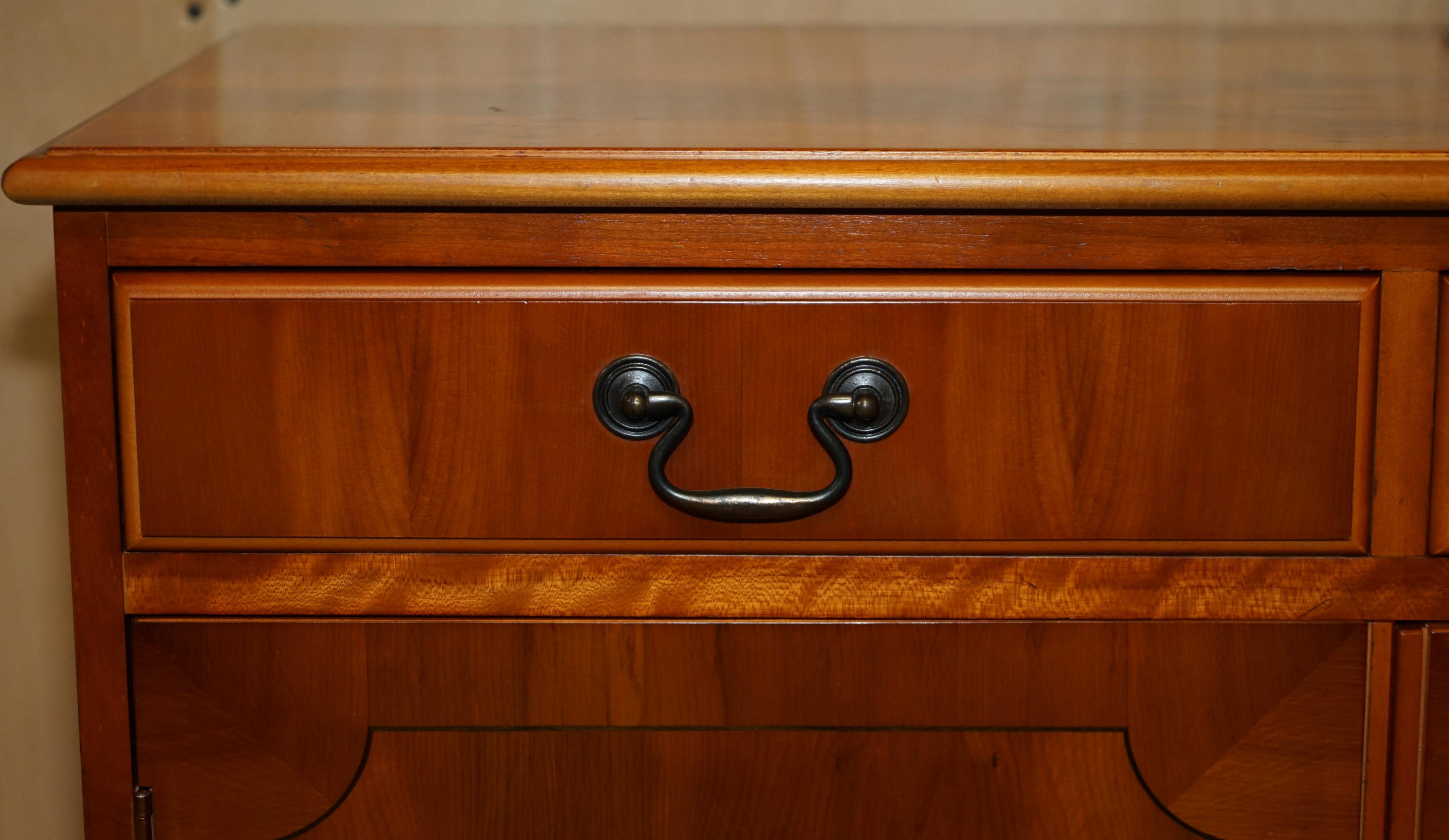 LOVELY VINTAGE BURR YEW WOOD TWO DRAWER & CUPBOARD SiDEBOARD For Sale 3