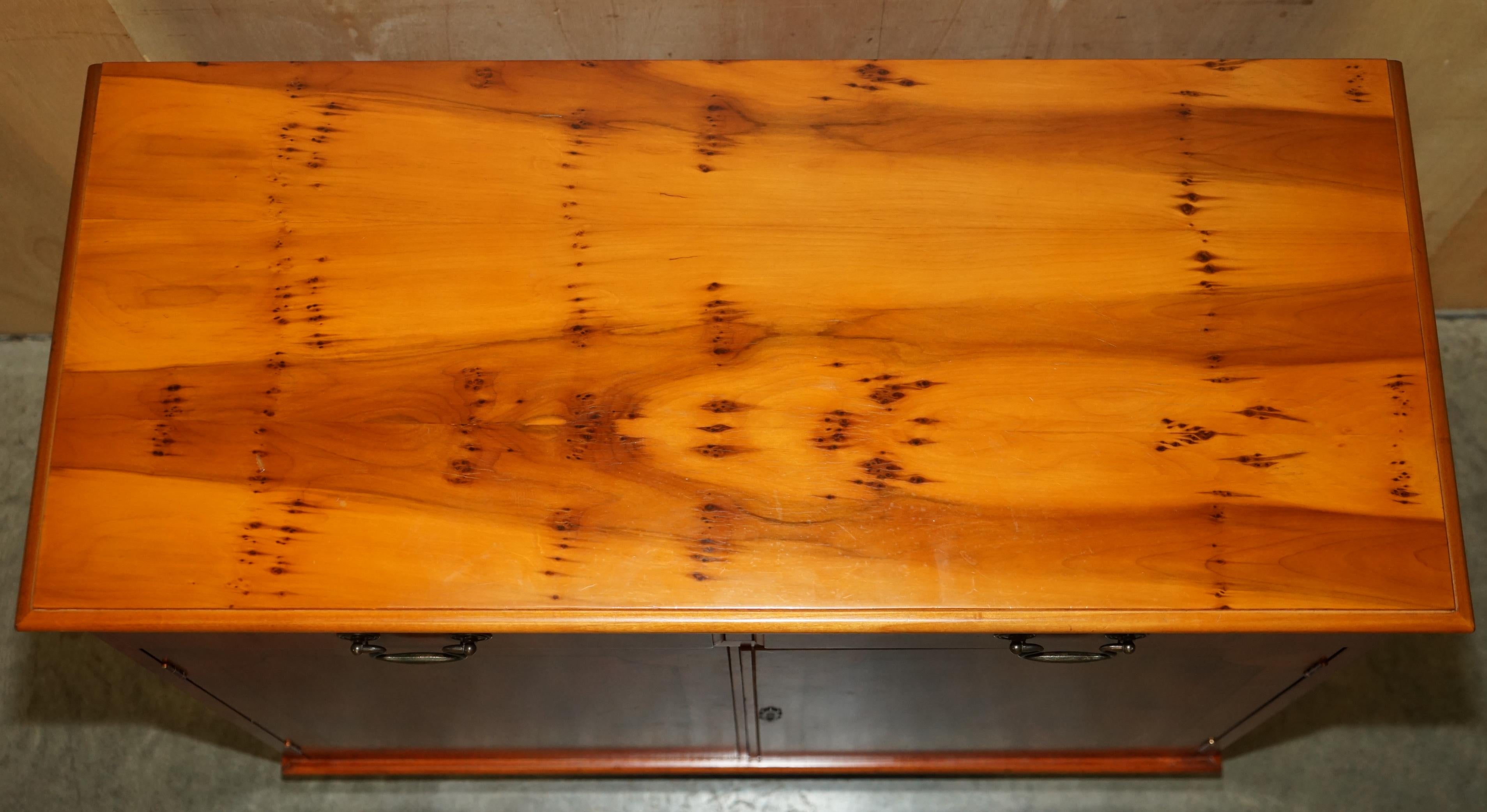 LOVELY VINTAGE BURR YEW WOOD TWO DRAWER & CUPBOARD SiDEBOARD For Sale 6