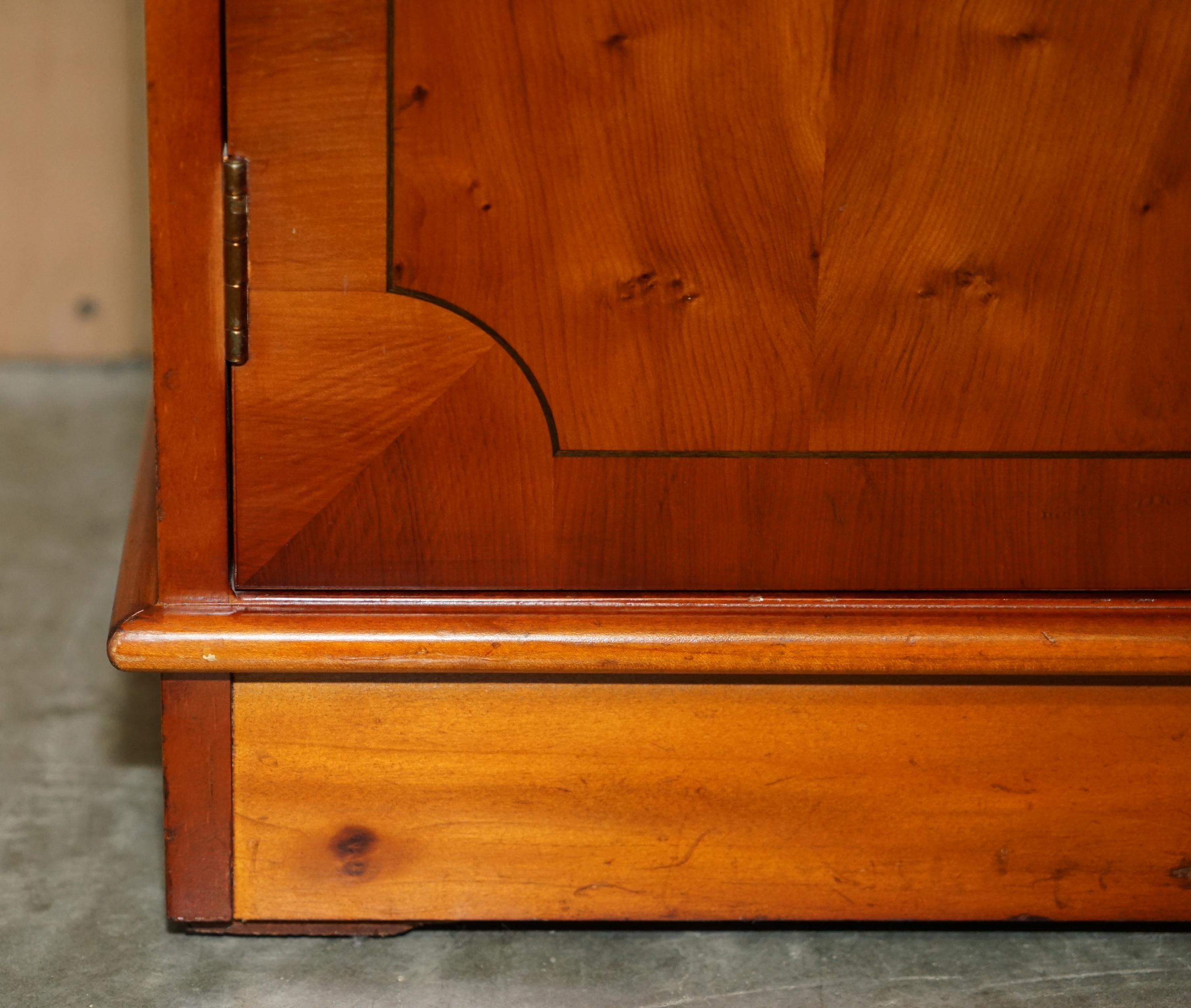 LOVELY VINTAGE BURR YEW WOOD TWO DRAWER & CUPBOARD SiDEBOARD For Sale 1