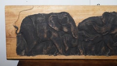 Grazioso espositore vintage in legno intagliato raffigurante un branco di elefanti, circa anni '60