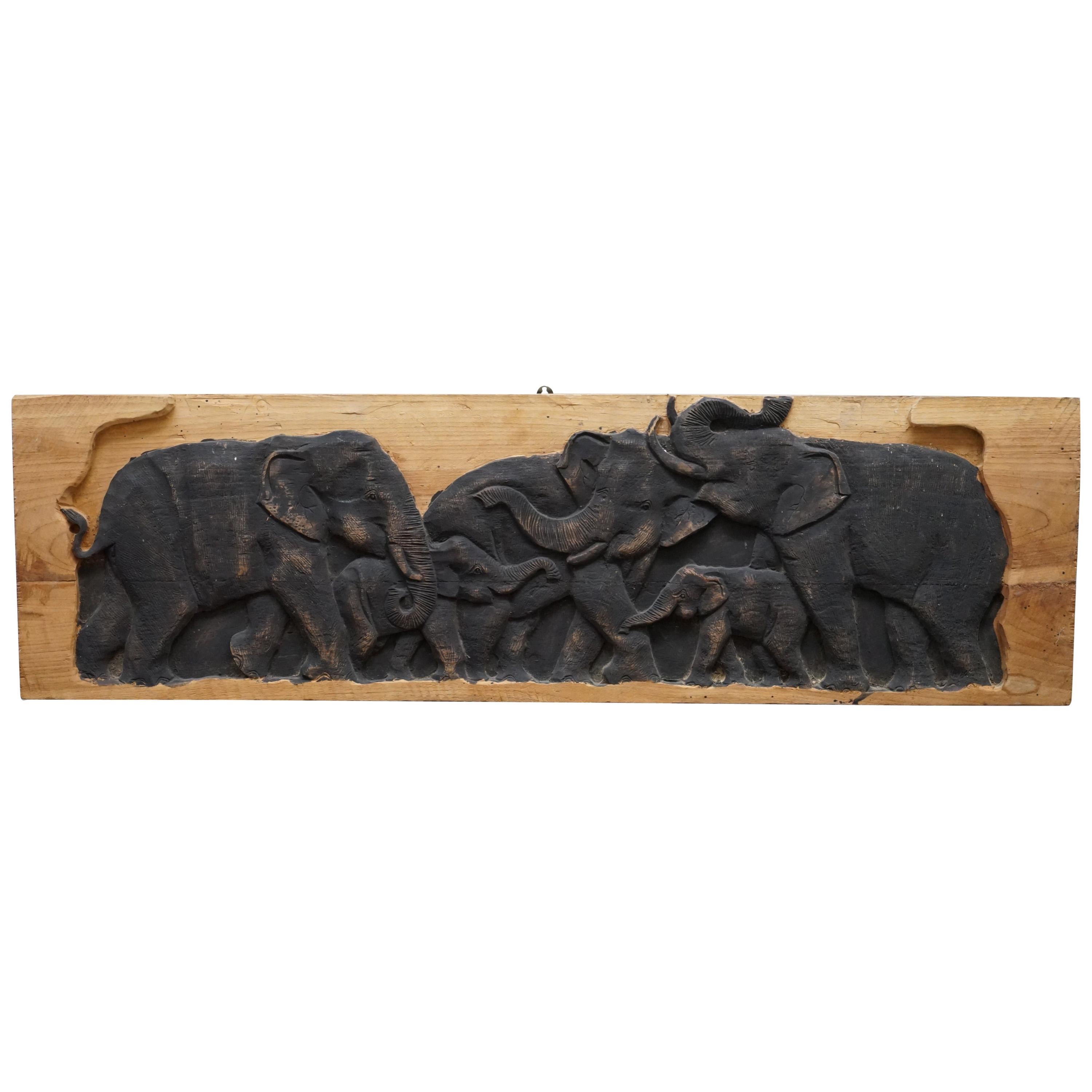 Ravissant présentoir vintage en bois sculpté représentant un troupeau d'éléphants, vers les années 1960
