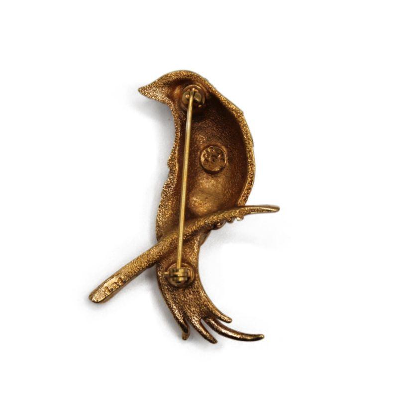 Vintage Carven brid brooch in emanel and golden metal.

Really good conditon, stones are shinny and golden metal in really good condition.

Additional information:
Designer: Carven