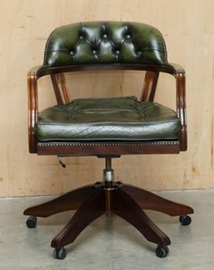 LOVELY ViNTAGE CHESTERFIELD BOTTLE GREEN TUFTED LEATHER COURT CAPTAINS CHAIR