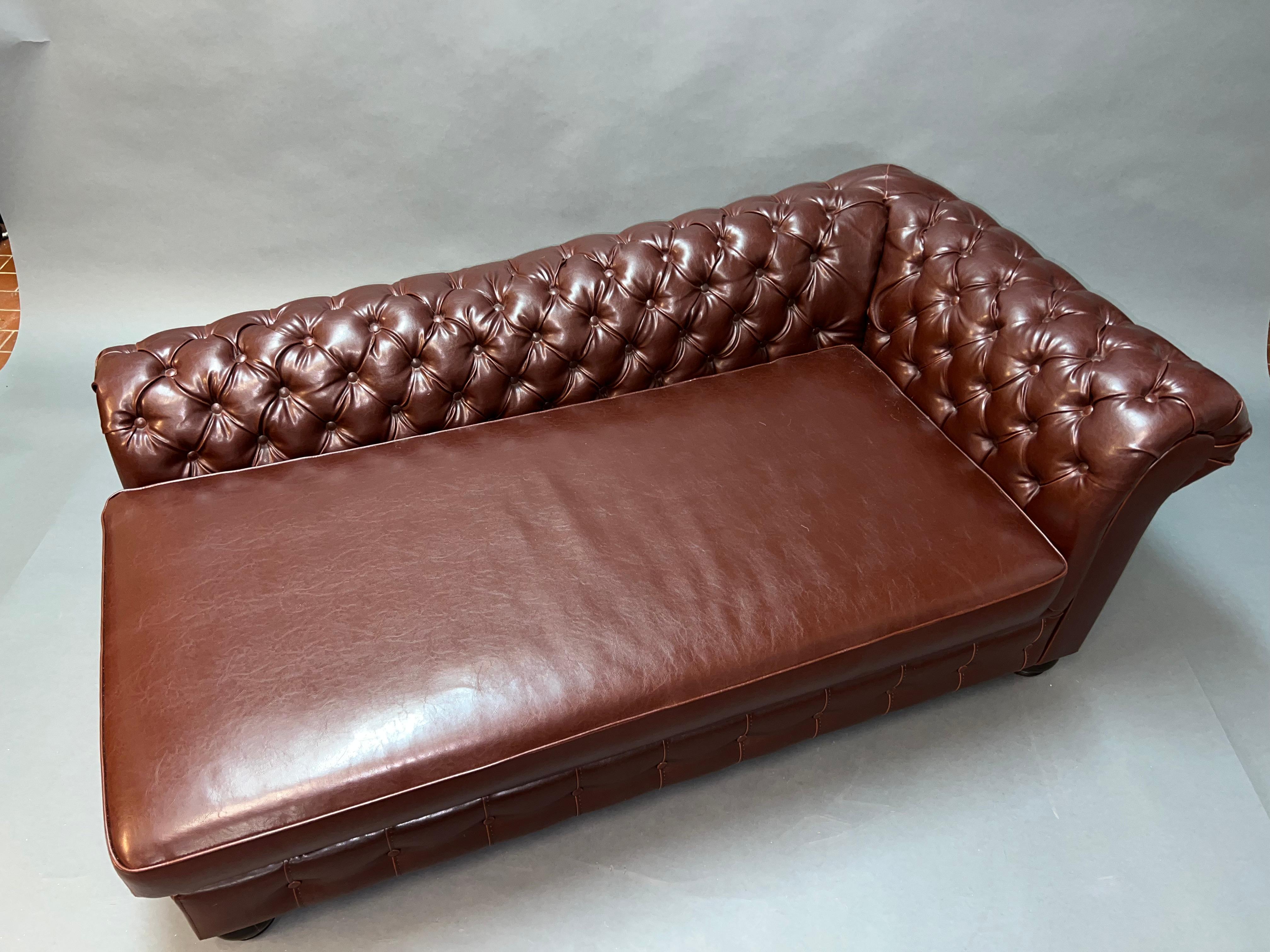 Wir freuen uns, dieses schöne braune Leder Chesterfield Chaise Lounge Daybed zum Verkauf anbieten zu können.

Ein sehr gut aussehendes, gut verarbeitetes und außergewöhnlich bequemes Stück.

Es besteht aus einem lederähnlichen Material.