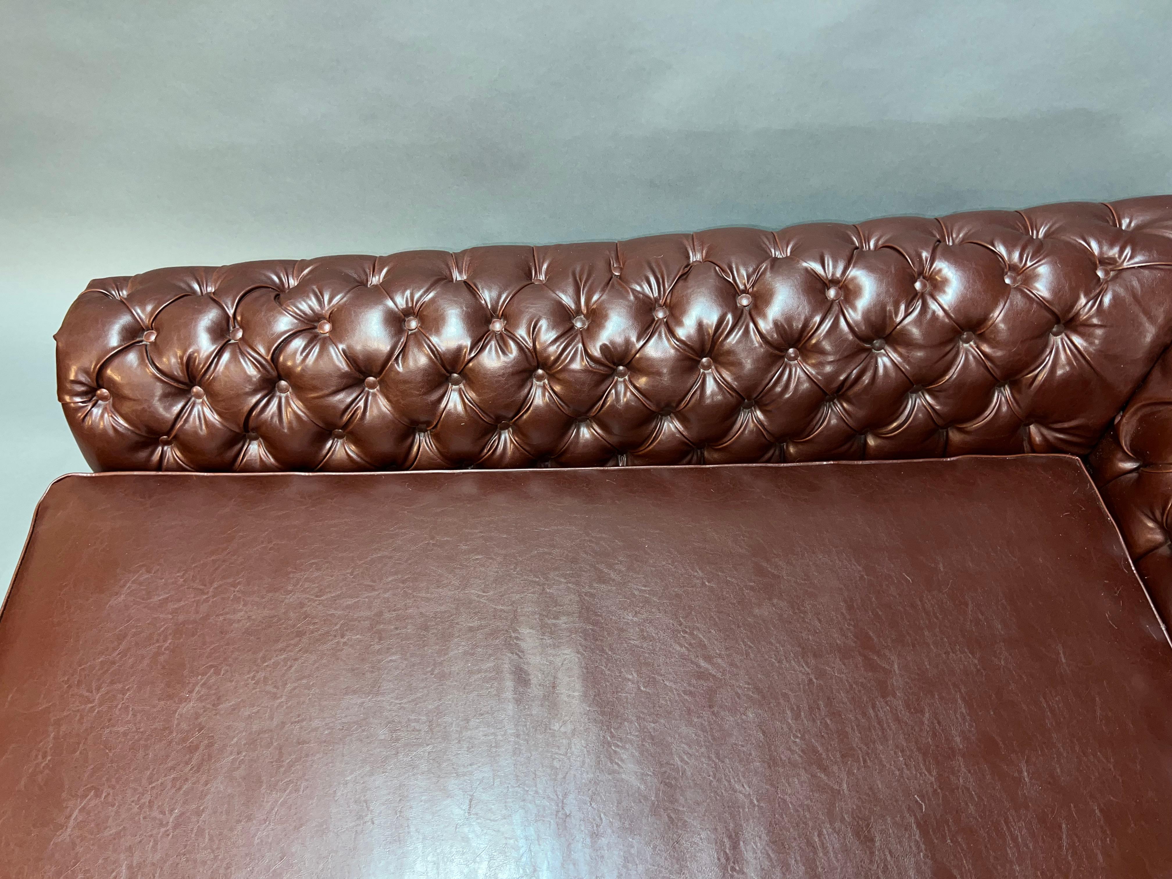 Lovely Vintage Chesterfield Brown Leder Look Chaise Lounge Daybed Sofa (Englisch) im Angebot