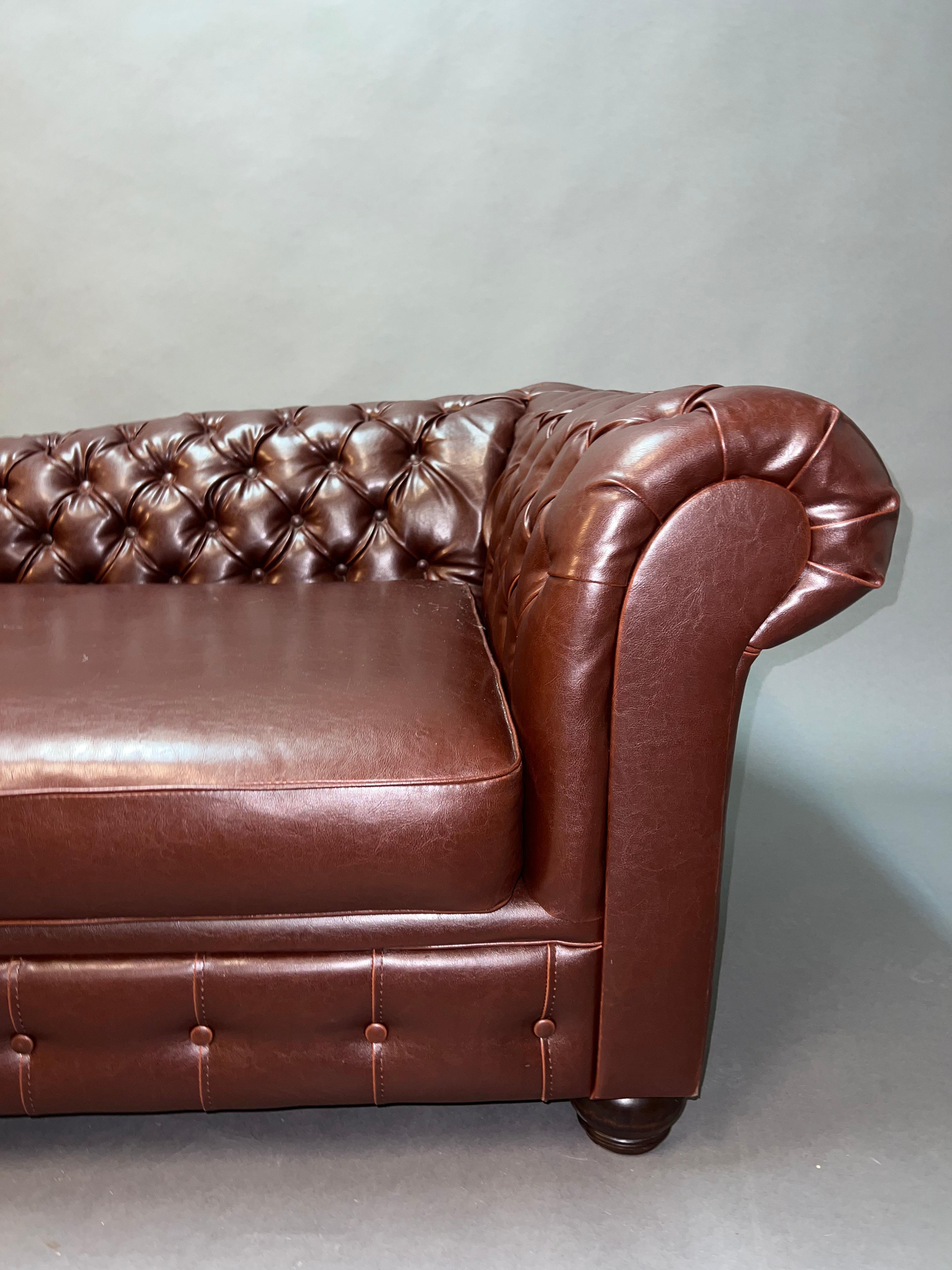 English Lovely Vintage Chesterfield Brown Leather Look Chaise Lounge Daybed Sofa For Sale