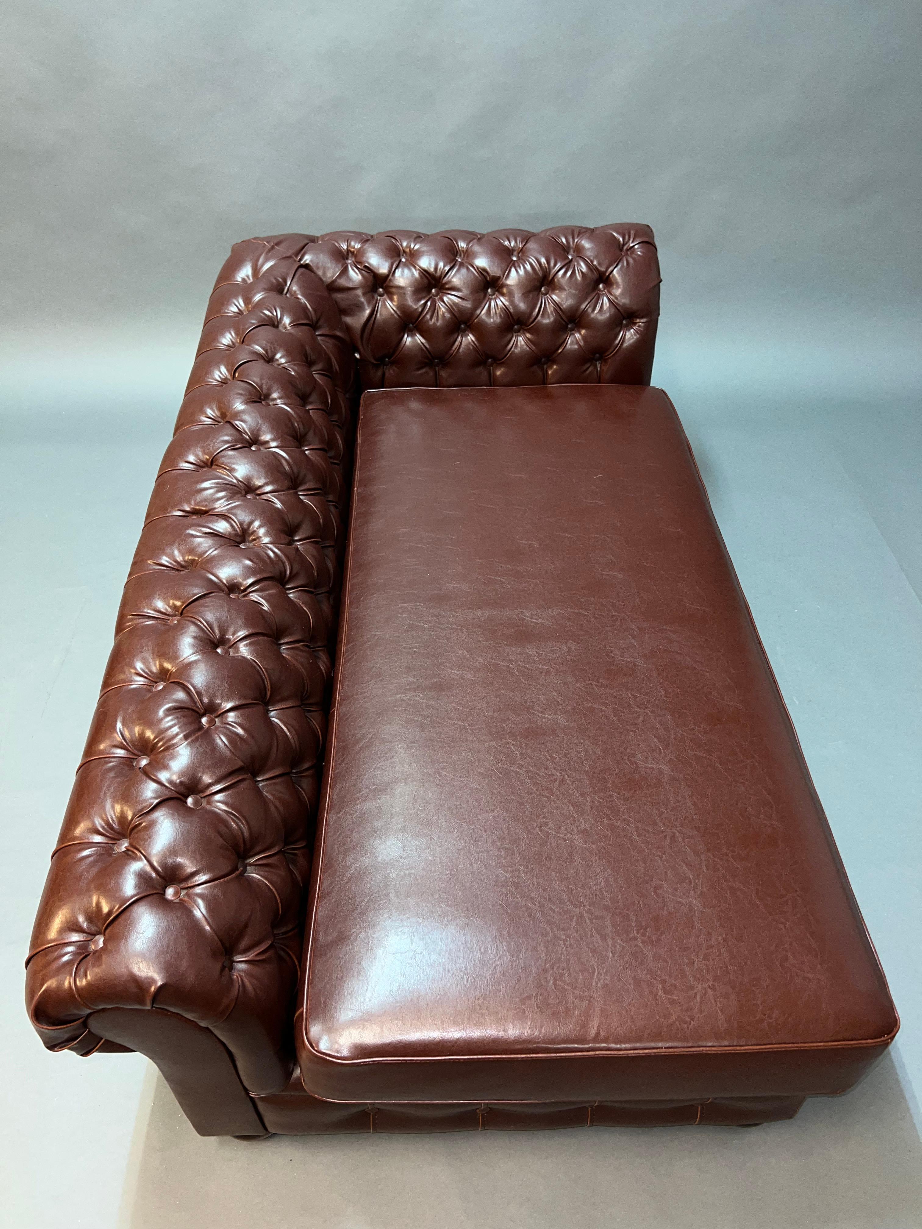 20th Century Lovely Vintage Chesterfield Brown Leather Look Chaise Lounge Daybed Sofa For Sale