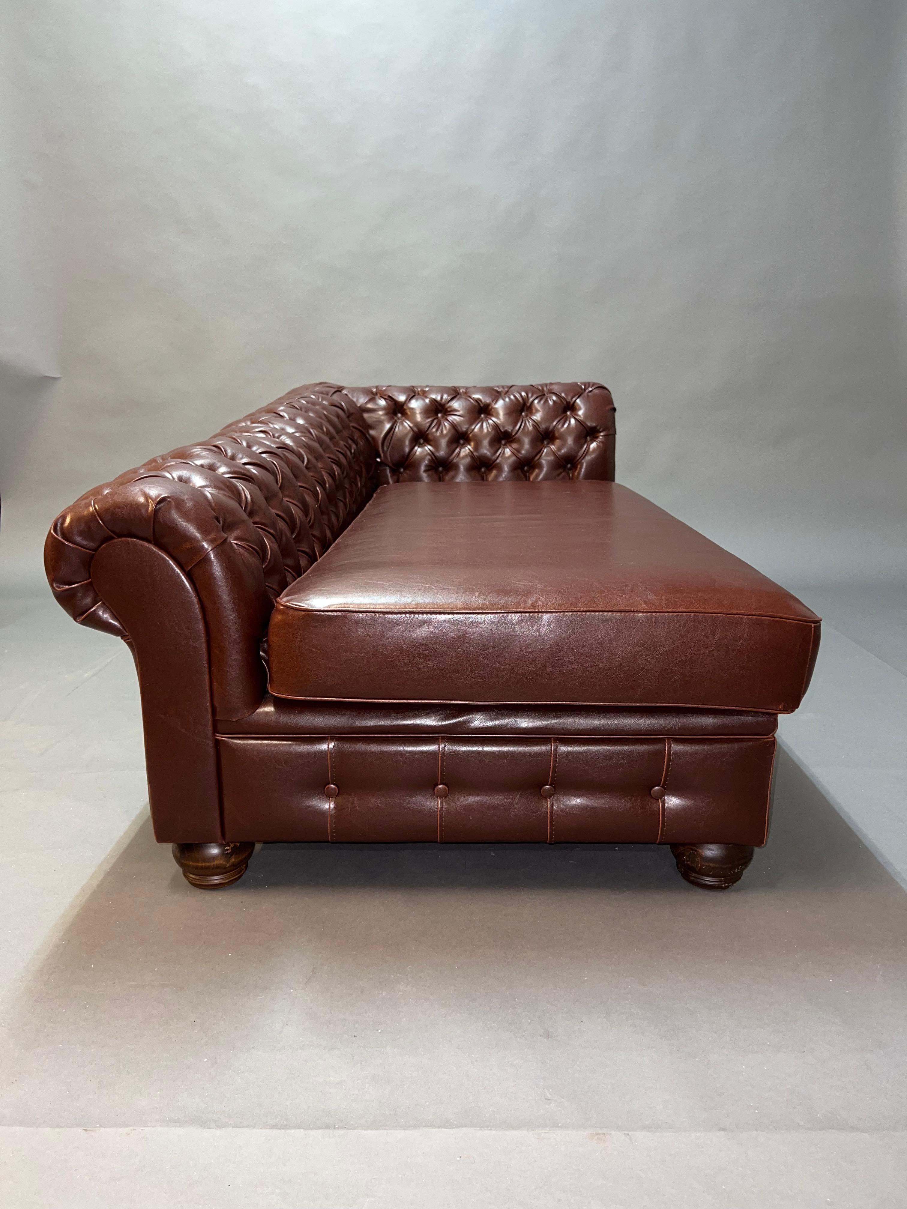 Lovely Vintage Chesterfield Brown Leder Look Chaise Lounge Daybed Sofa im Angebot 2