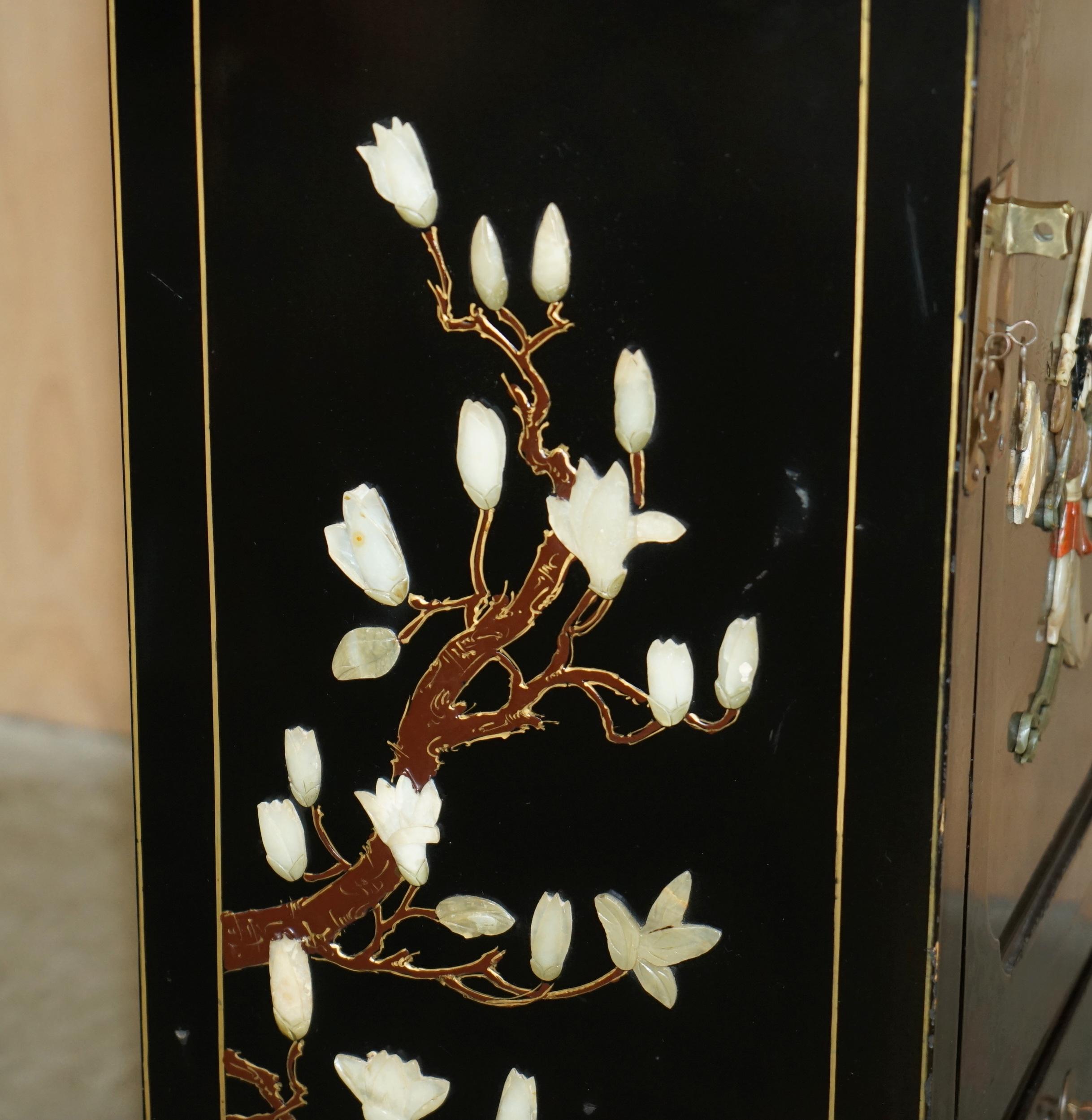 LOVELY ViNTAGE CHINESE CHINOISERIE SAMURAI WARRIOR LACQUER SIDE CABINET SOAPSTON im Angebot 3