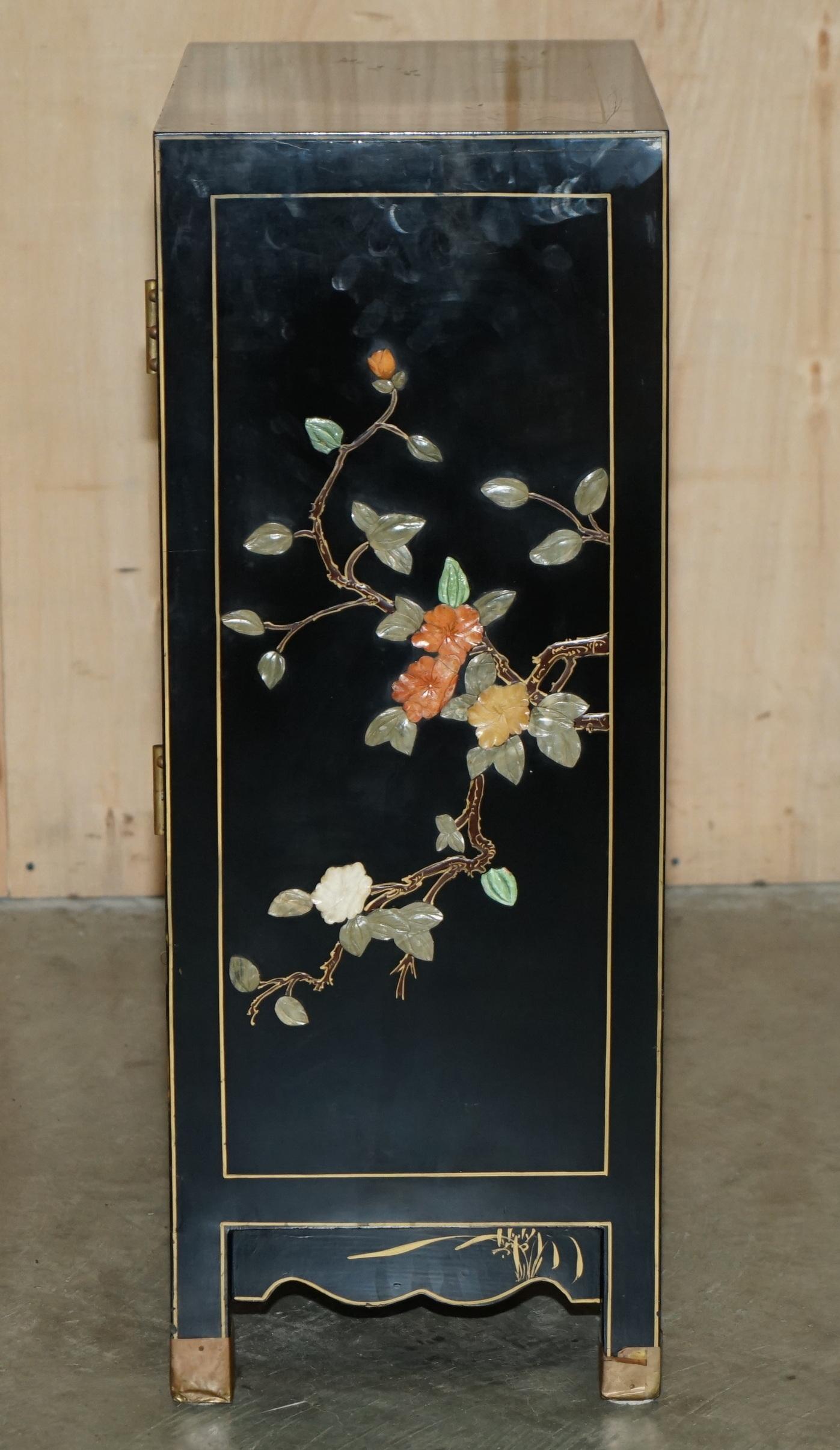 LOVELY ViNTAGE CHINESE CHINOISERIE SAMURAI WARRIOR LACQUER SIDE CABINET SOAPSTON For Sale 5