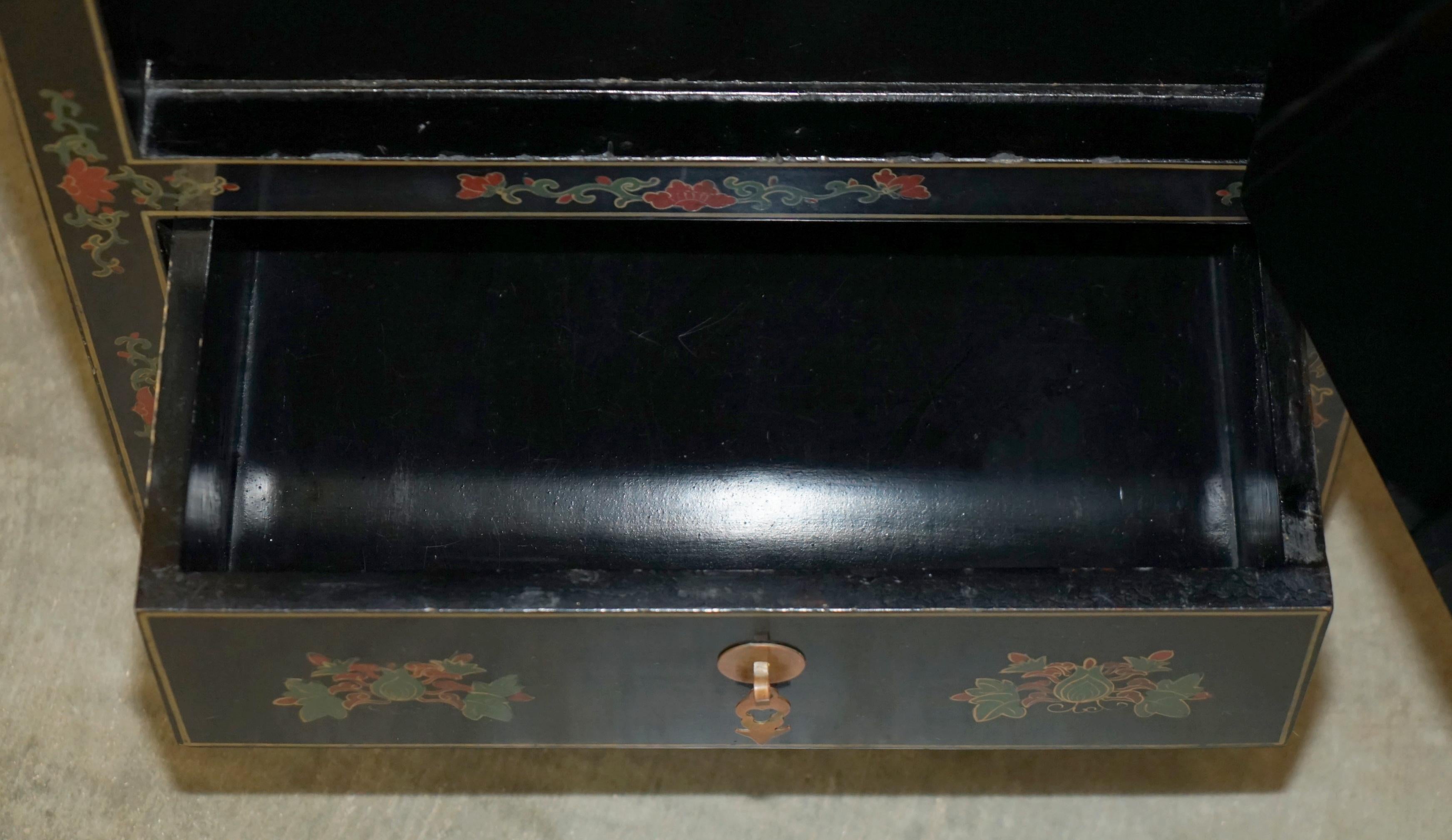 LOVELY ViNTAGE CHINESE CHINOISERIE SAMURAI WARRIOR LACQUER SIDE CABINET SOAPSTON For Sale 9