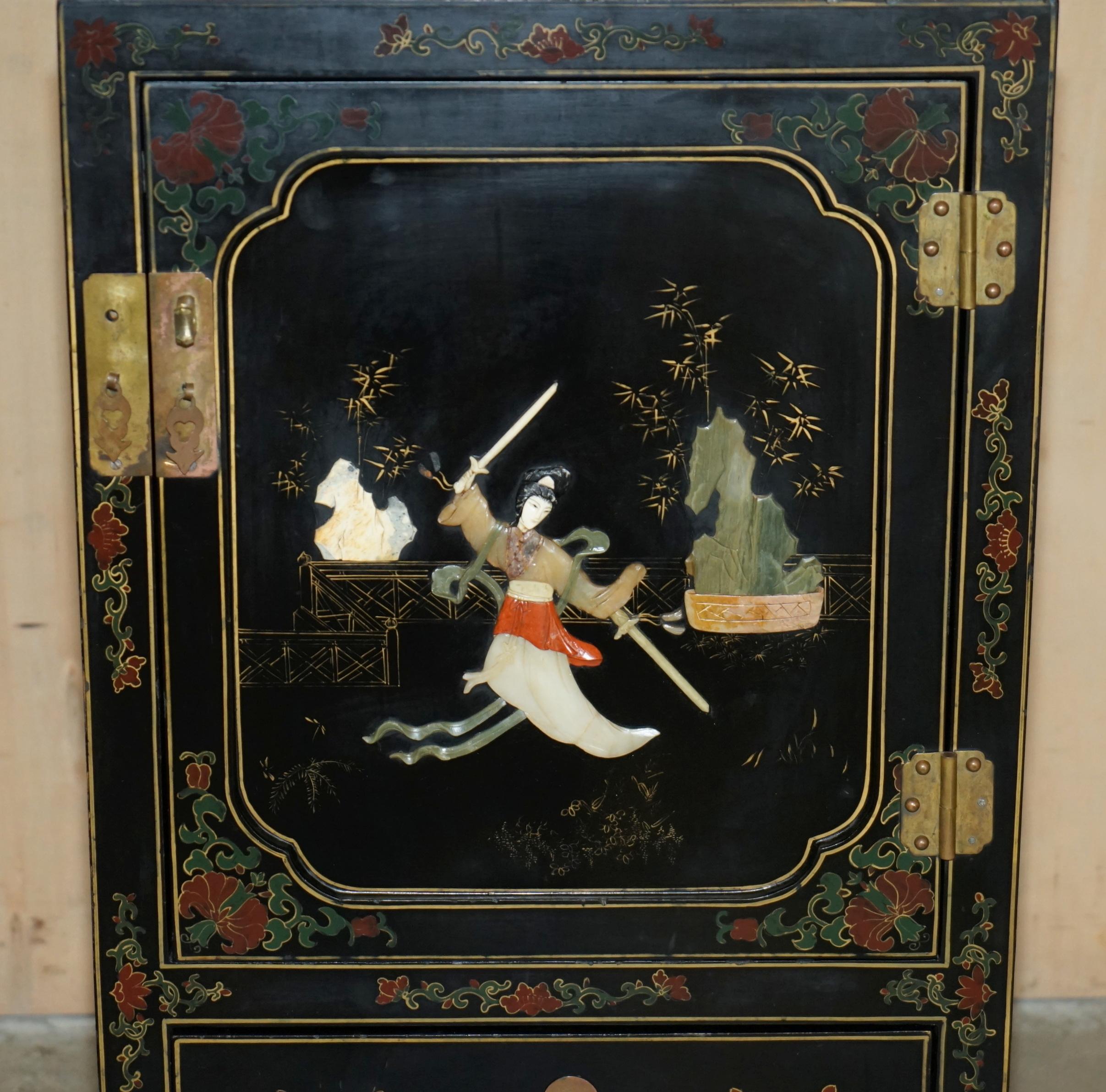 LOVELY ViNTAGE CHINESE CHINOISERIE SAMURAI WARRIOR LACQUER SIDE CABINET SOAPSTON (Chinoiserie) im Angebot