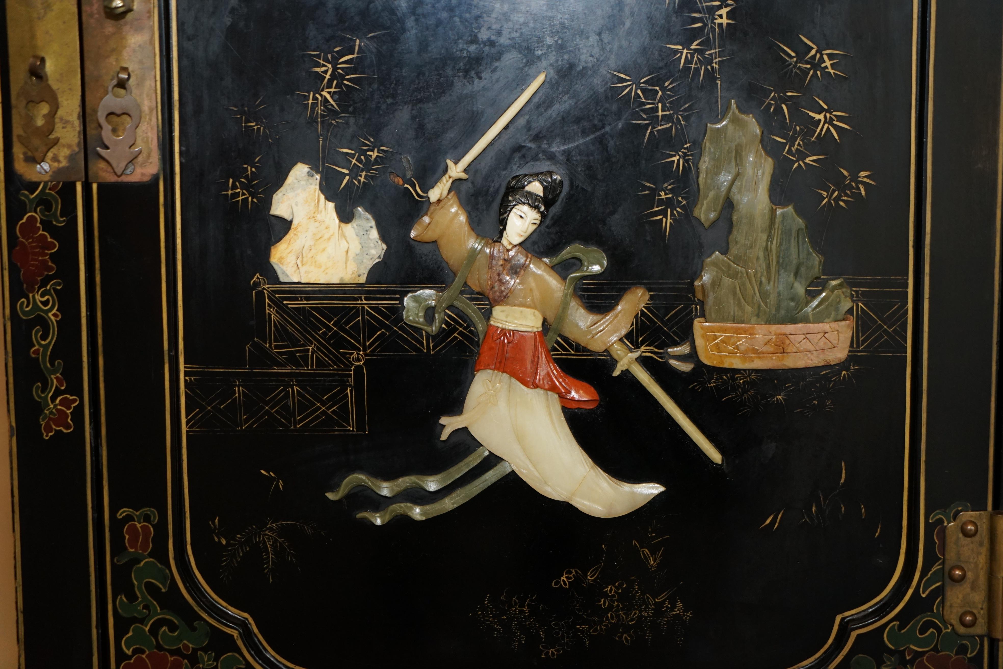 LOVELY ViNTAGE CHINESE CHINOISERIE SAMURAI WARRIOR LACQUER SIDE CABINET SOAPSTON (Chinesisch) im Angebot
