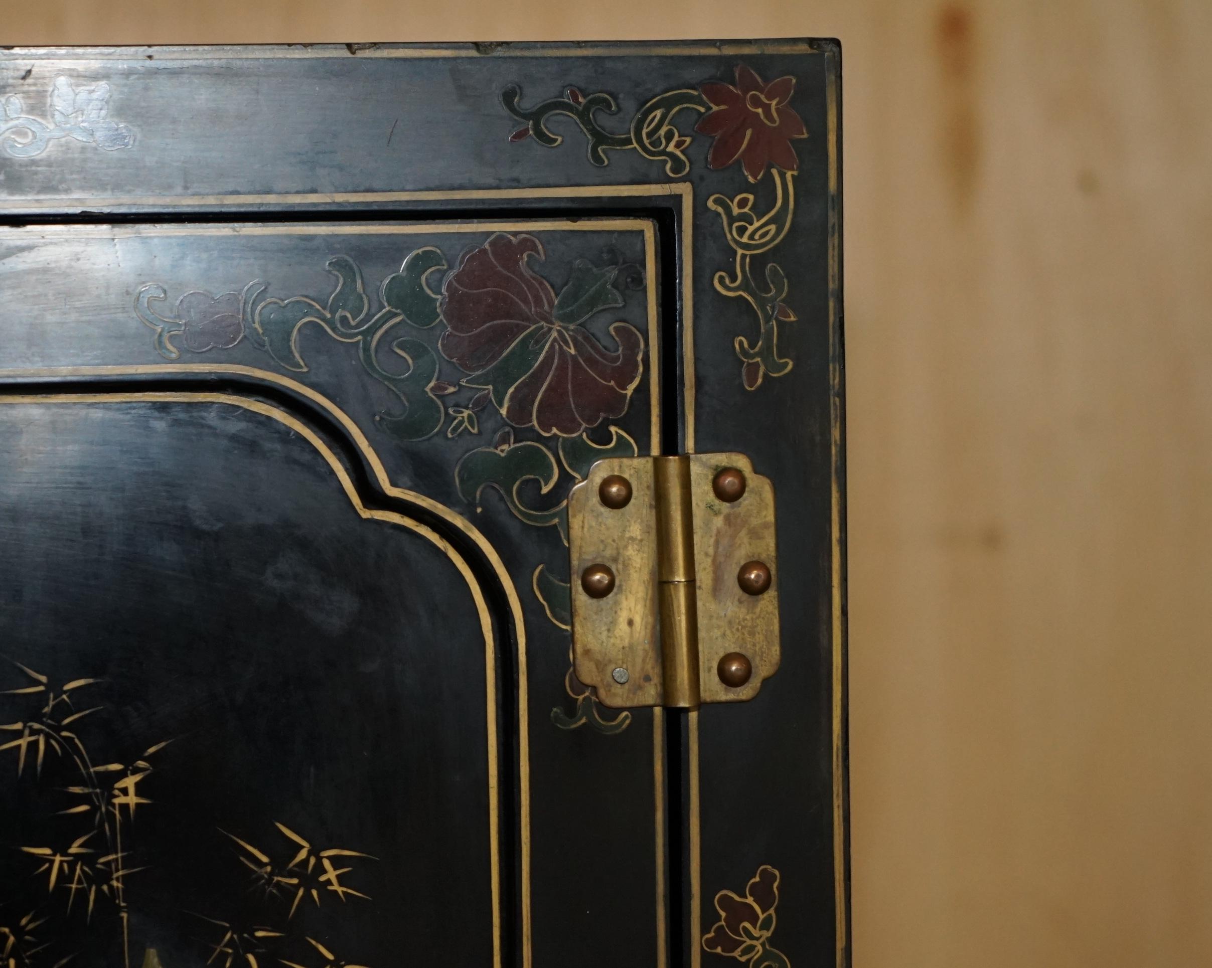 LOVELY ViNTAGE CINOISERIE CINESE SAMURAI WARRIOR LACQUER CABINET SIDE SOAPSTON In condizioni buone in vendita a West Sussex, Pulborough