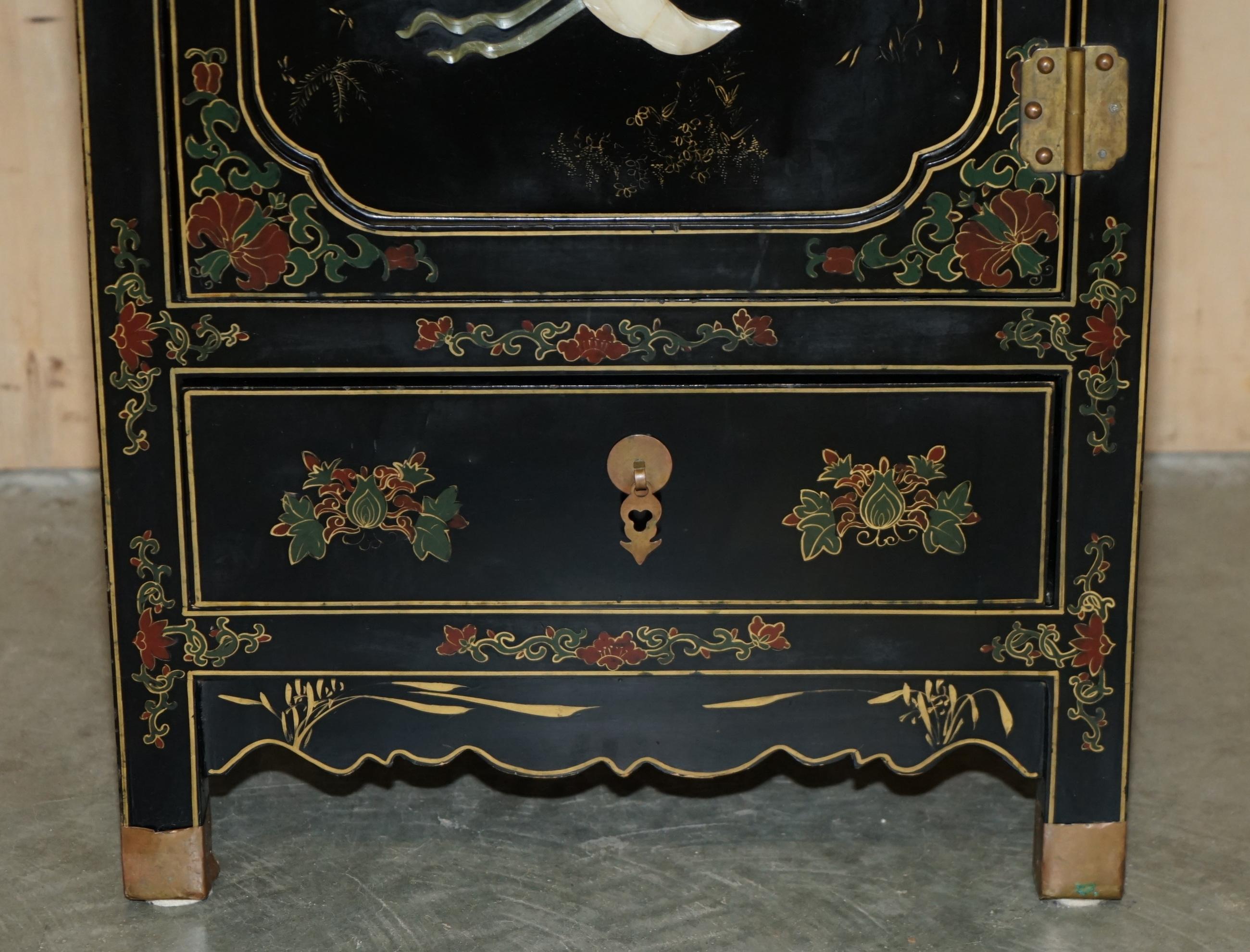 XX secolo LOVELY ViNTAGE CINOISERIE CINESE SAMURAI WARRIOR LACQUER CABINET SIDE SOAPSTON in vendita