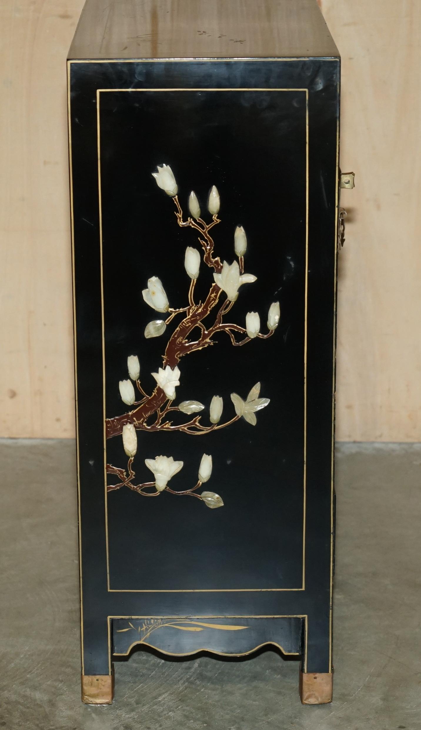 LOVELY ViNTAGE CHINESE CHINOISERIE SAMURAI WARRIOR LACQUER SIDE CABINET SOAPSTON For Sale 2