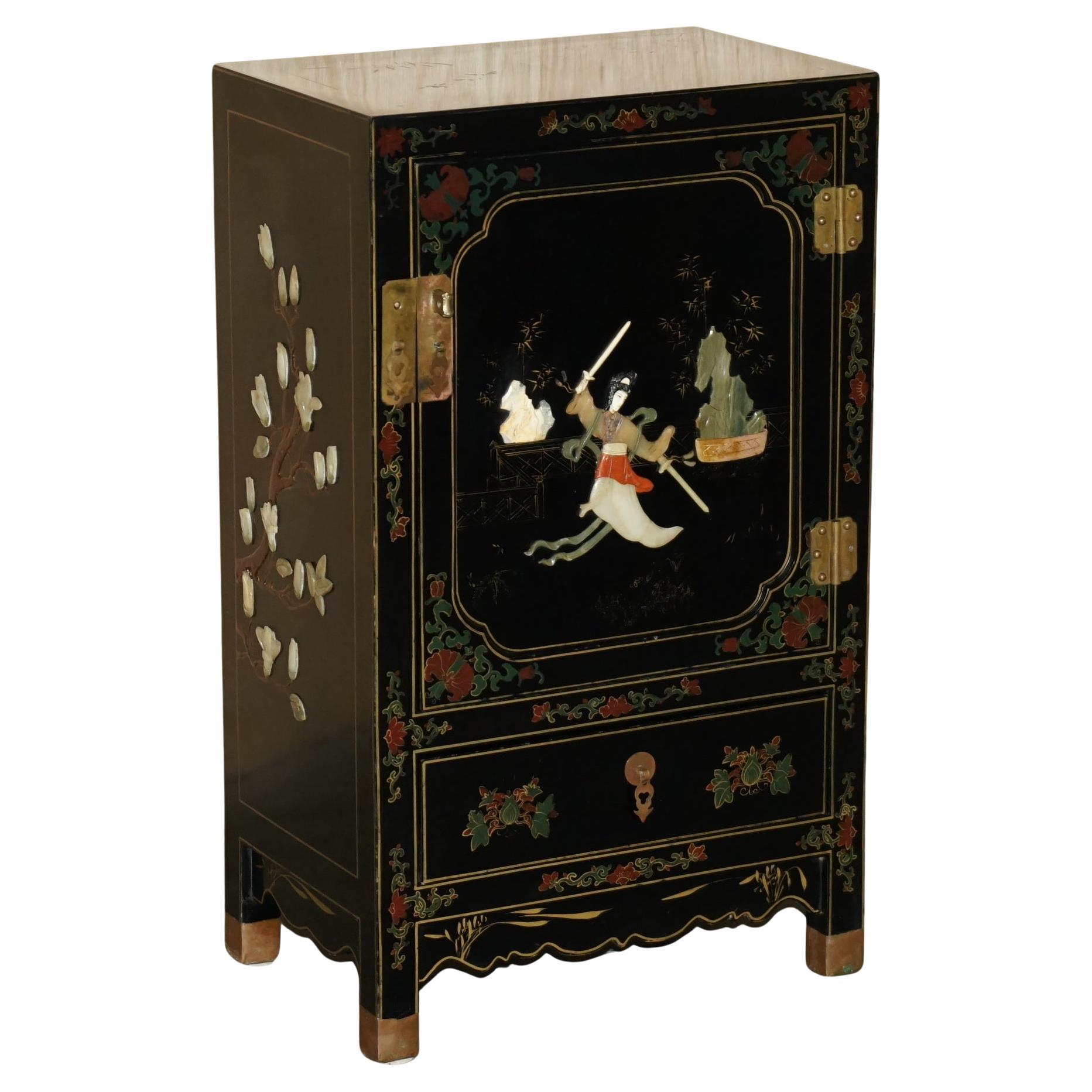 LOVELY ViNTAGE CHINESE CHINOISERIE SAMURAI WARRIOR LACQUER SIDE CABINET SOAPSTON im Angebot