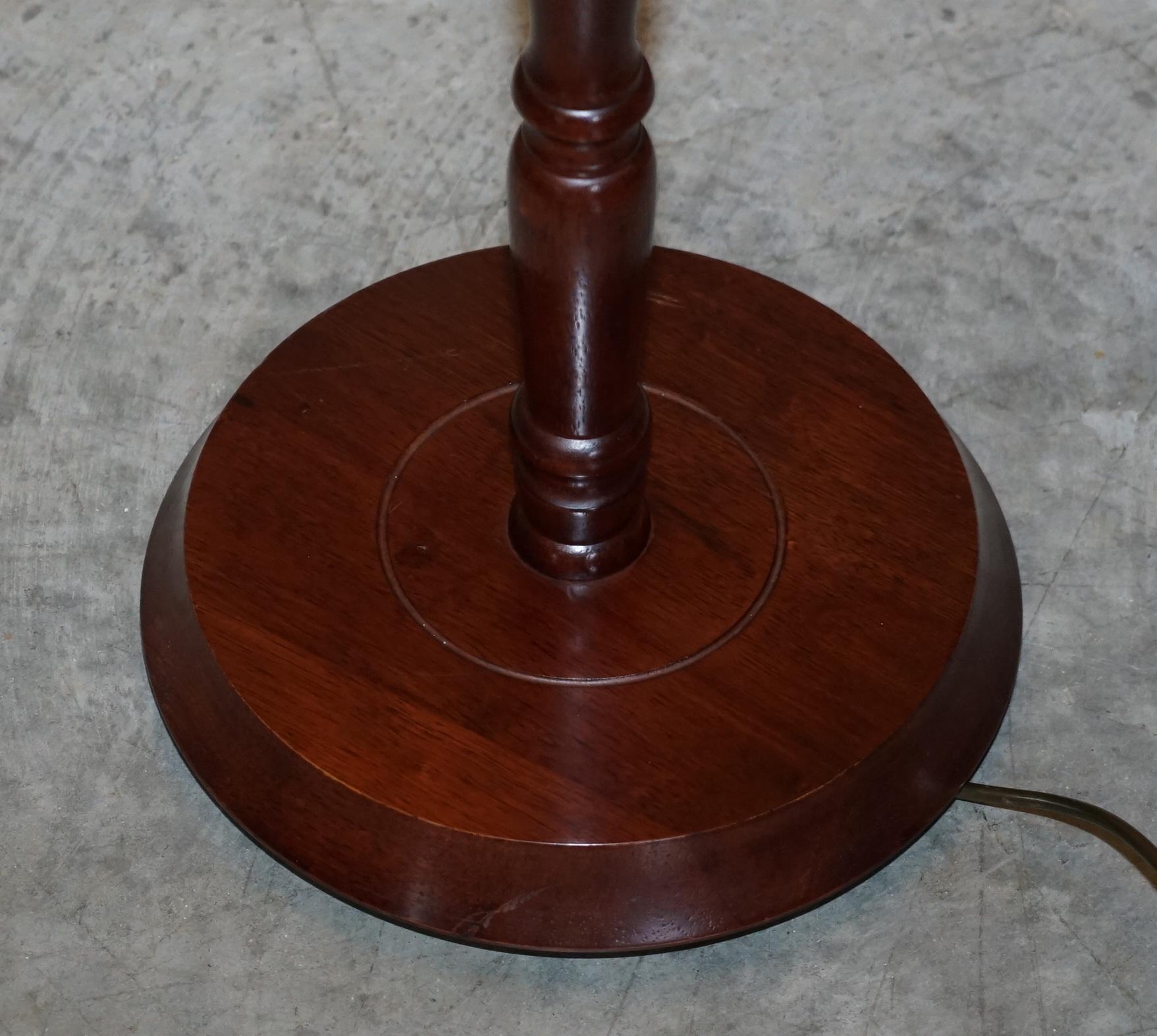 Milieu du XXe siècle Ravissante lampe sur pied vintage datant des années 1940 avec abat-jour Endon fabriqué à la main en vente