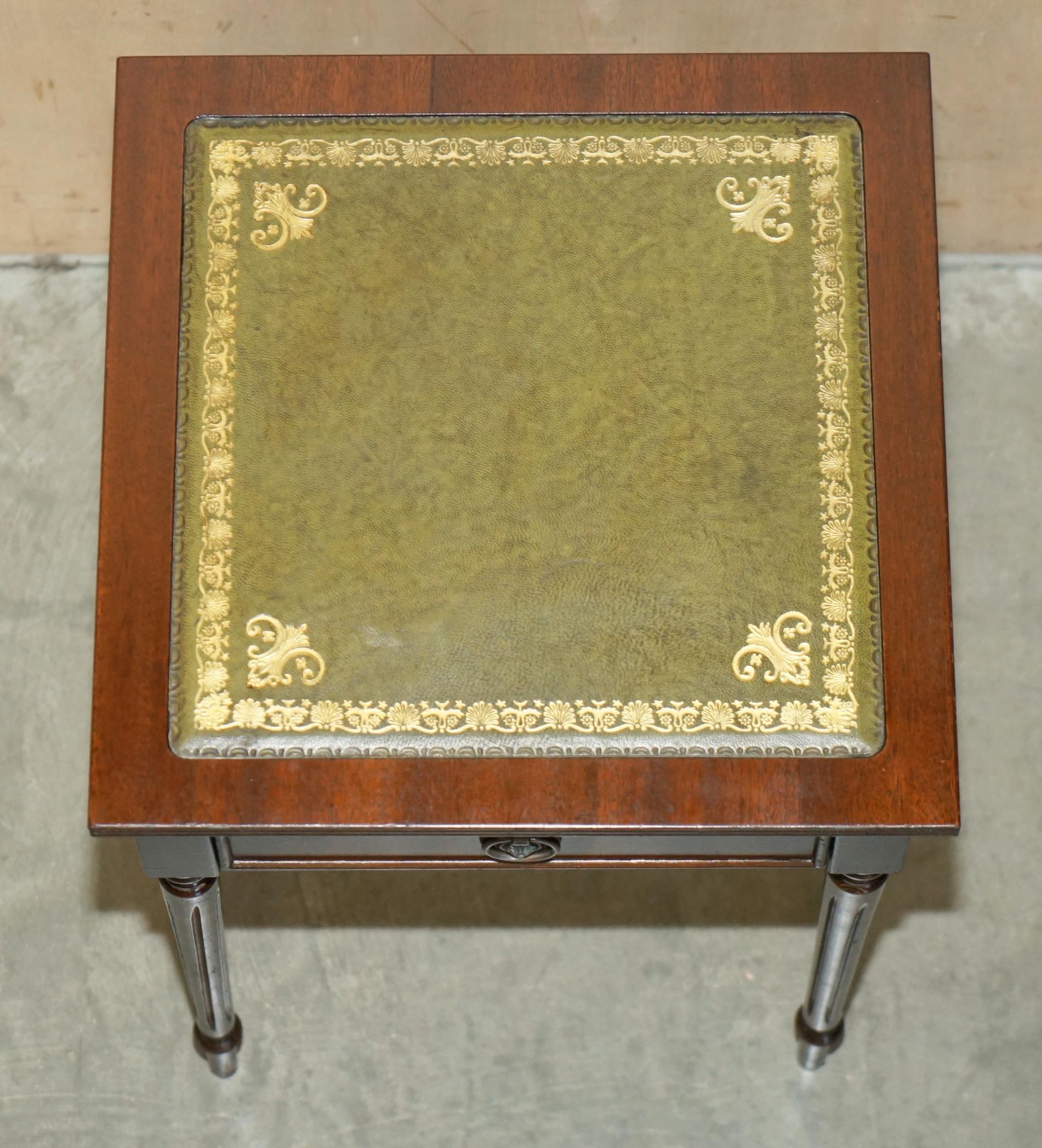 LOVELY VINTAGE CIRCA 1940's GREEN LEATHER GOLD LEAF SINGLE DRAWER SIDE TABLE For Sale 5