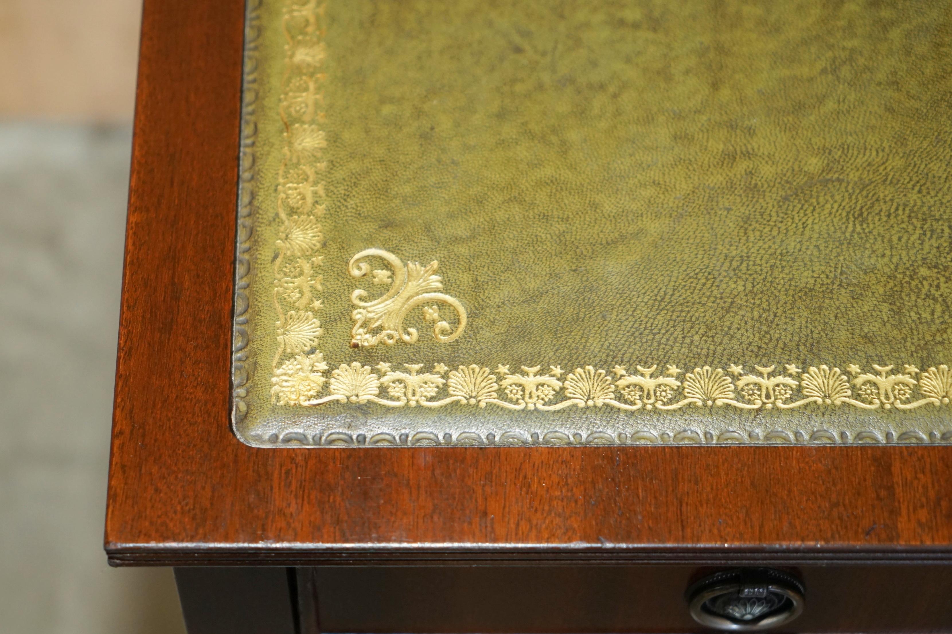 LOVELY VINTAGE CIRCA 1940's GREEN LEATHER GOLD LEAF SINGLE DRAWER SIDE TABLE For Sale 7