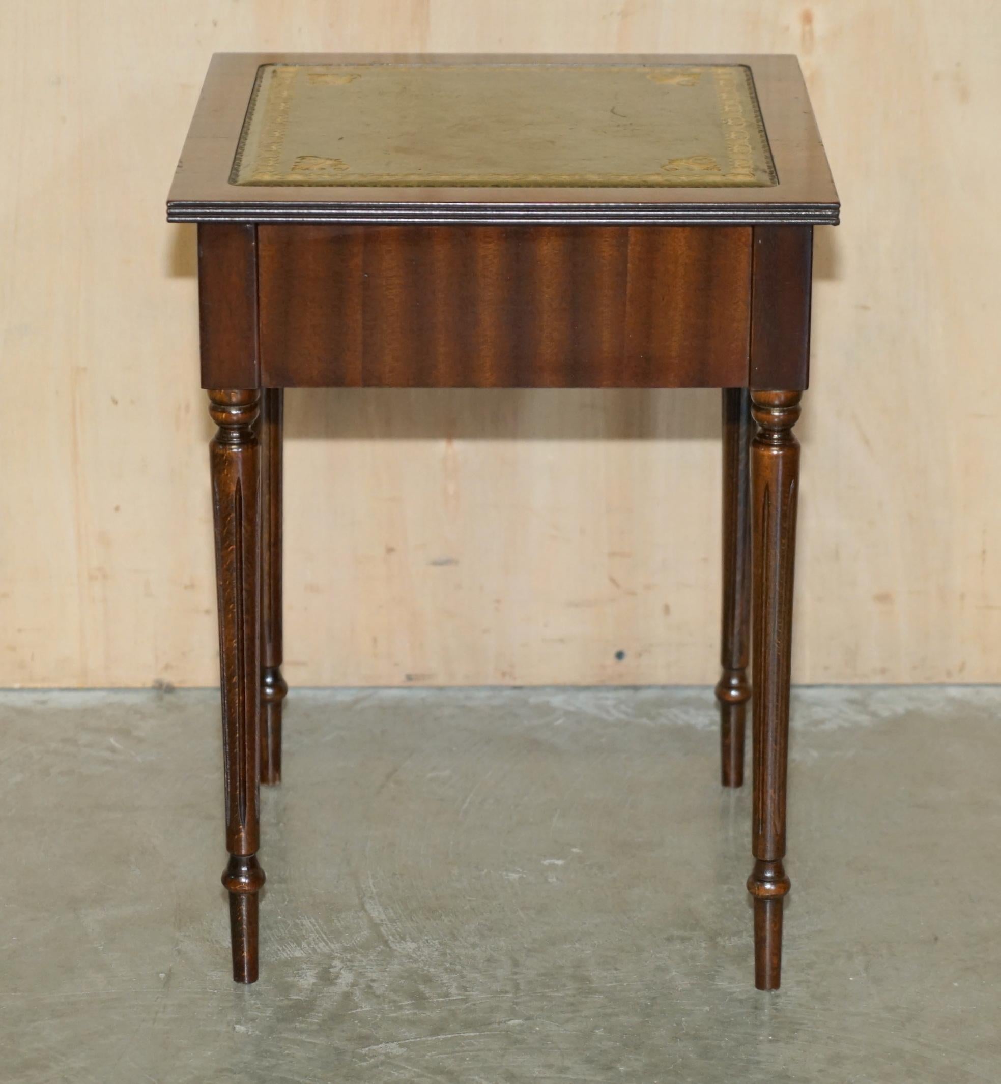 LOVELY VINTAGE CIRCA 1940's GREEN LEATHER GOLD LEAF SINGLE DRAWER SIDE TABLE For Sale 8