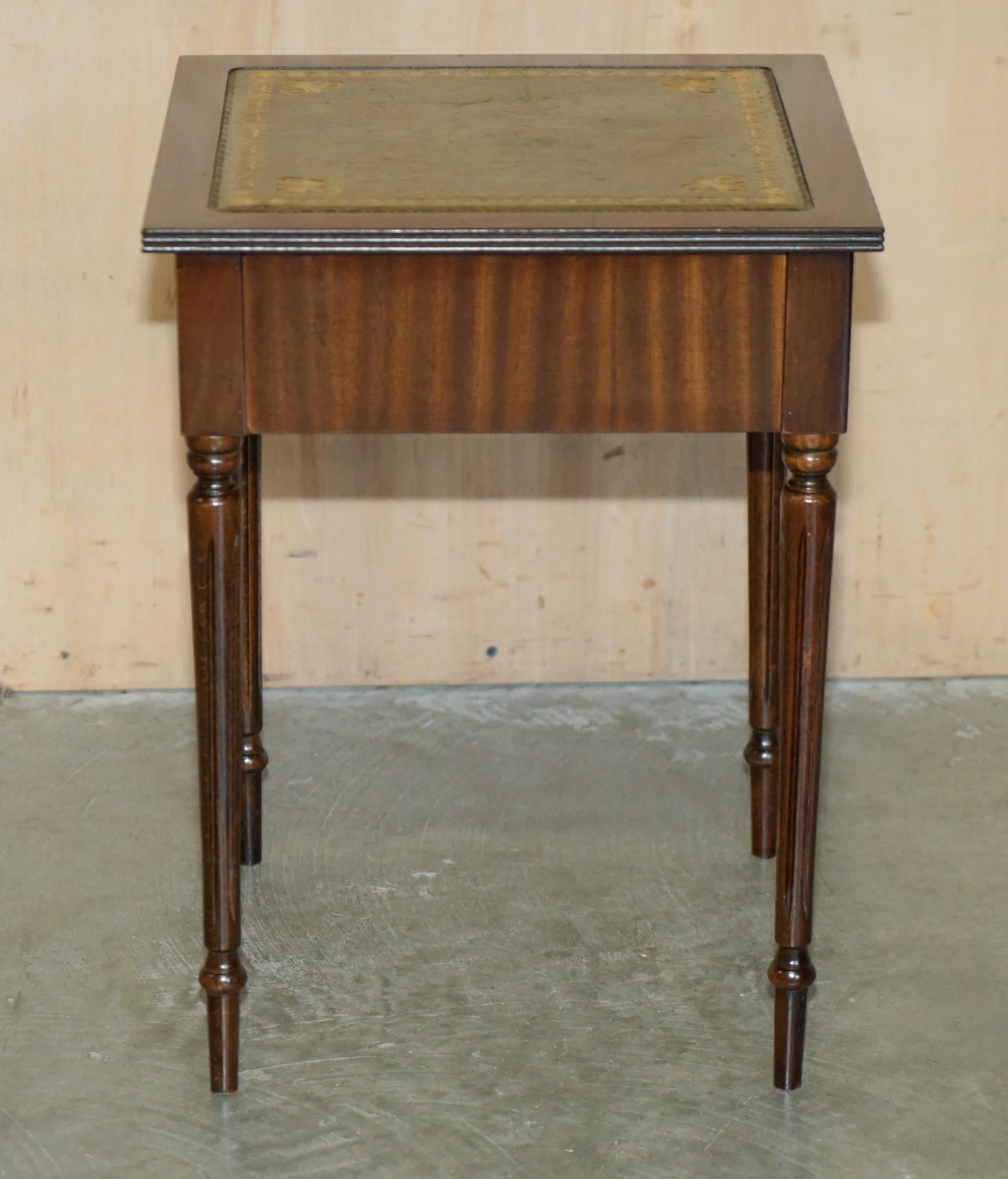 LOVELY VINTAGE CIRCA 1940's GREEN LEATHER GOLD LEAF SINGLE DRAWER SIDE TABLE For Sale 9