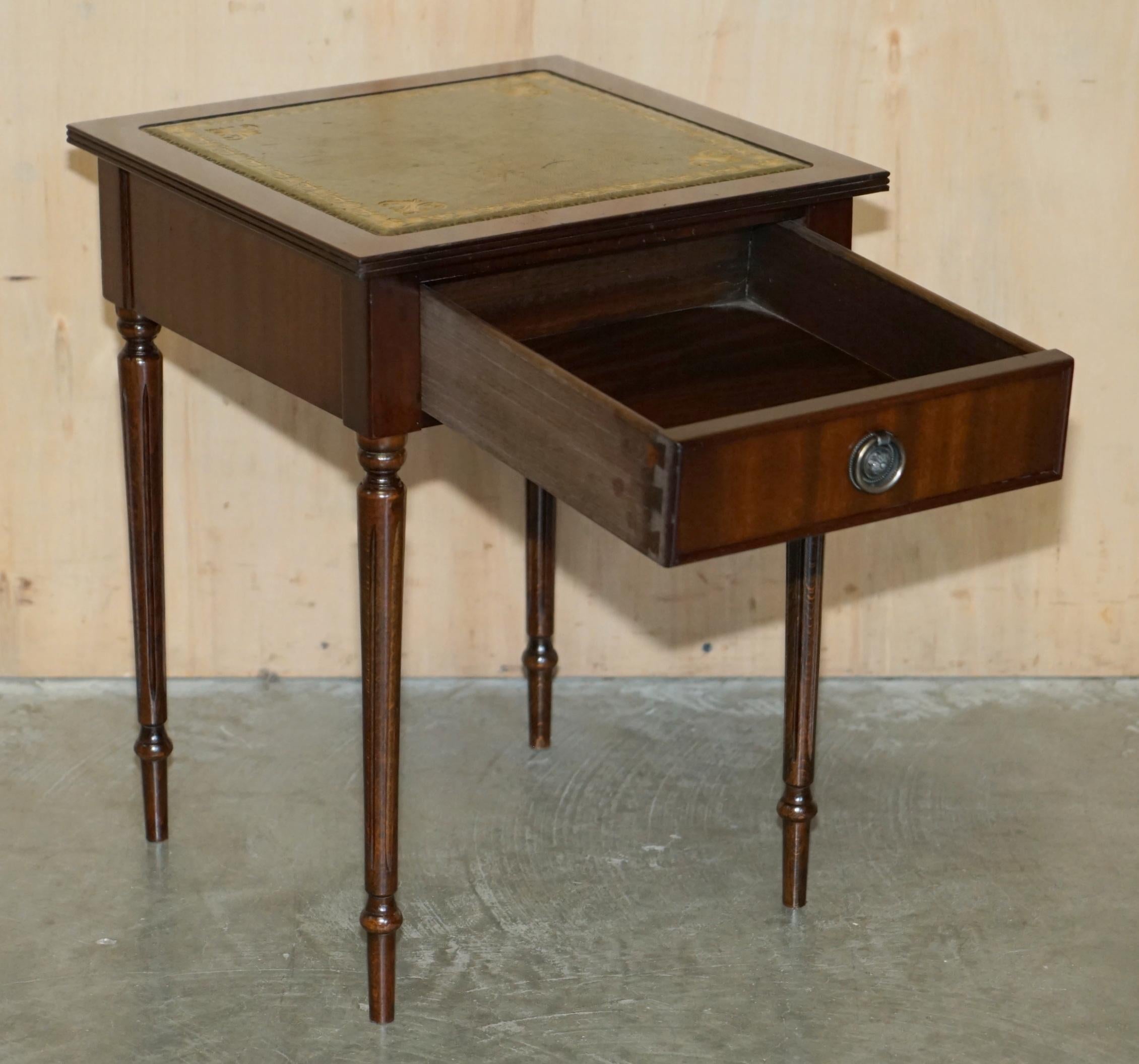 LOVELY VINTAGE CIRCA 1940's GREEN LEATHER GOLD LEAF SINGLE DRAWER SIDE TABLE For Sale 10