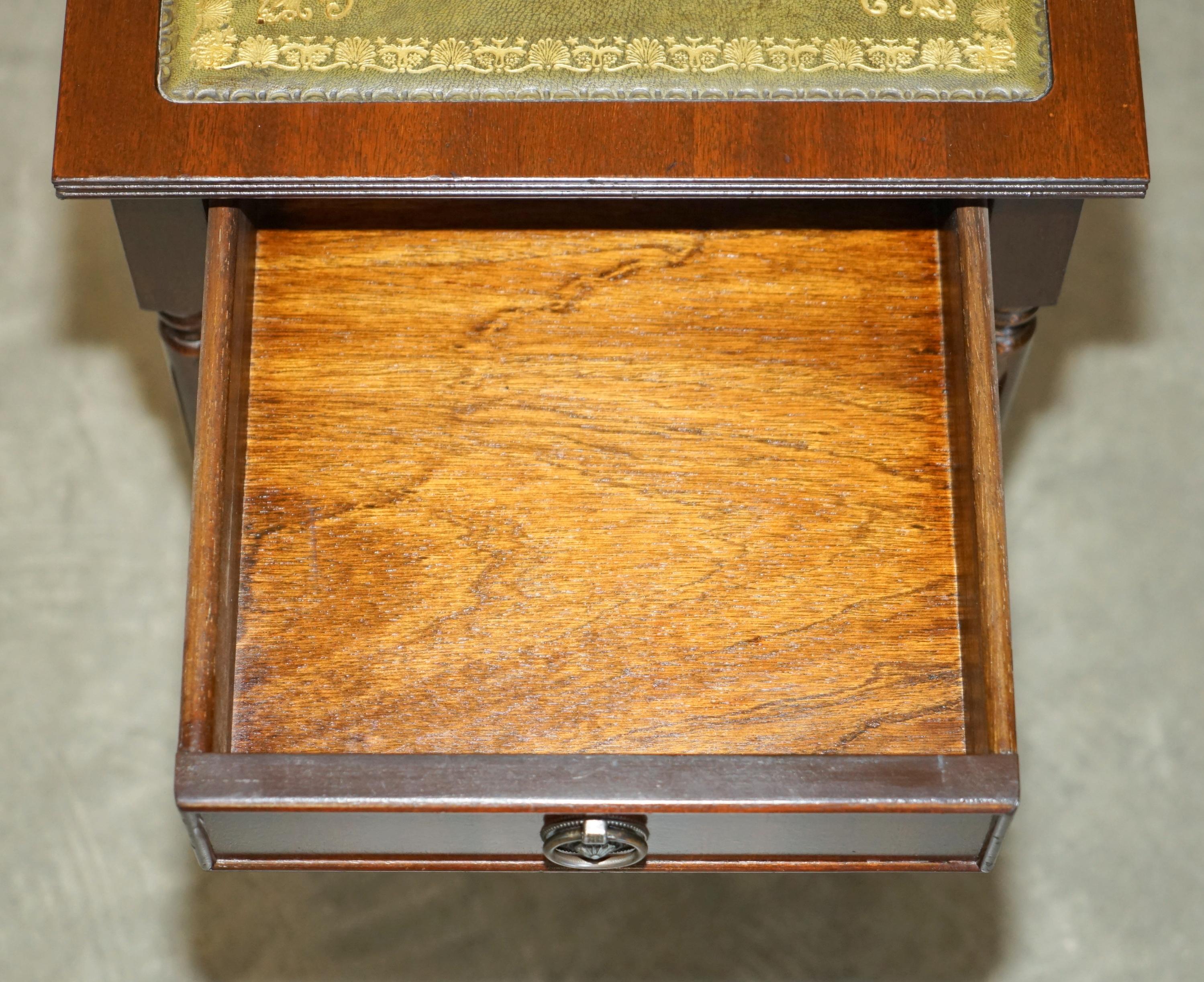 LOVELY VINTAGE CIRCA 1940's GREEN LEATHER GOLD LEAF SINGLE DRAWER SIDE TABLE For Sale 12