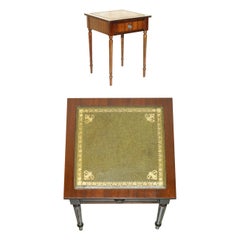 JOLIE TABLE D'ACCOMPAGNEMENT A TIRAGE SIMPLE EN CUIR VERT ET FEUILLES D'OR CIRCA 1940