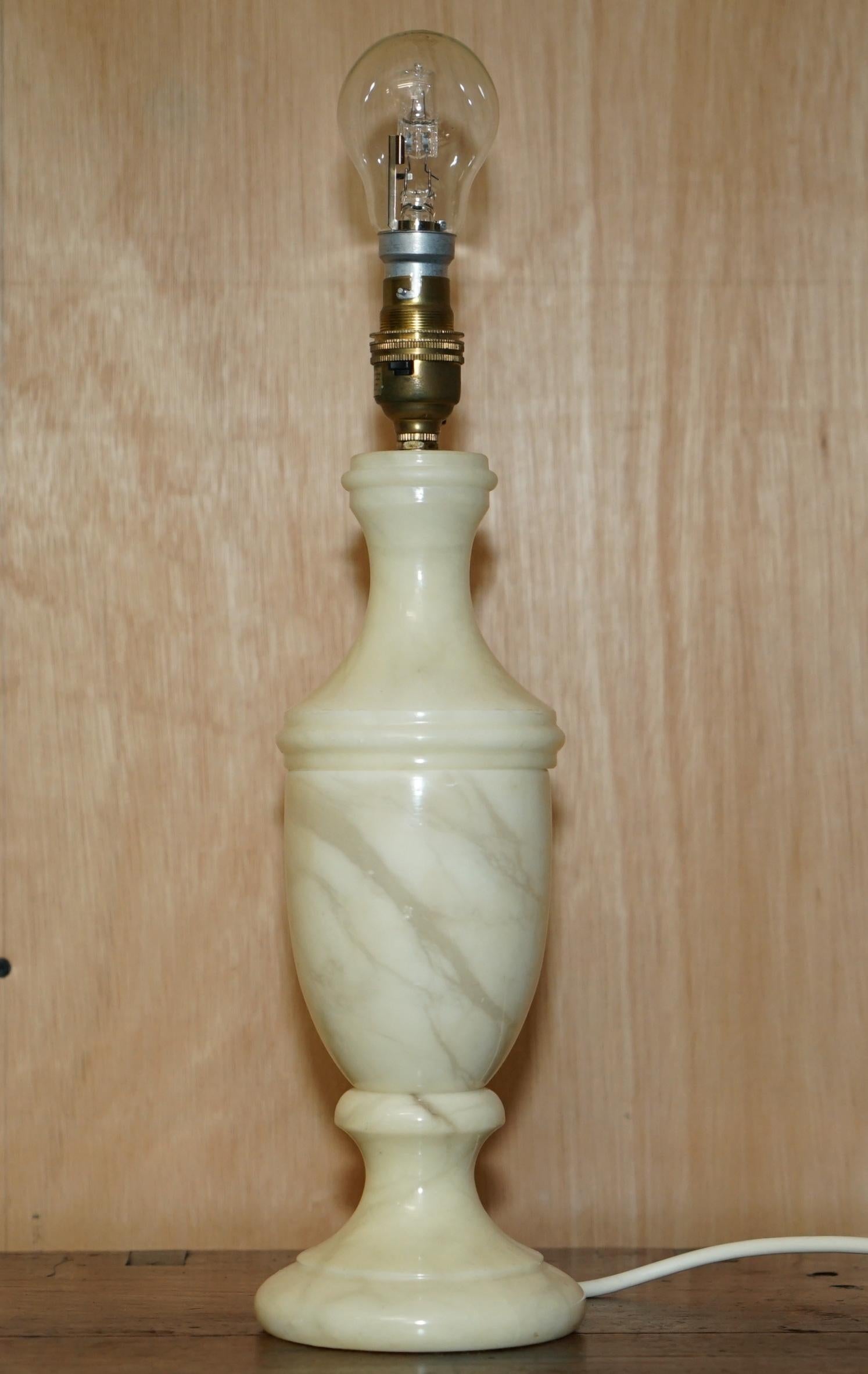 Mid-Century Modern LOVELY VINTAGE CIRCA 1960'S ITALIAN MABRLE TABLE LAMP IN THE ViCTORIAN URN STYLE For Sale