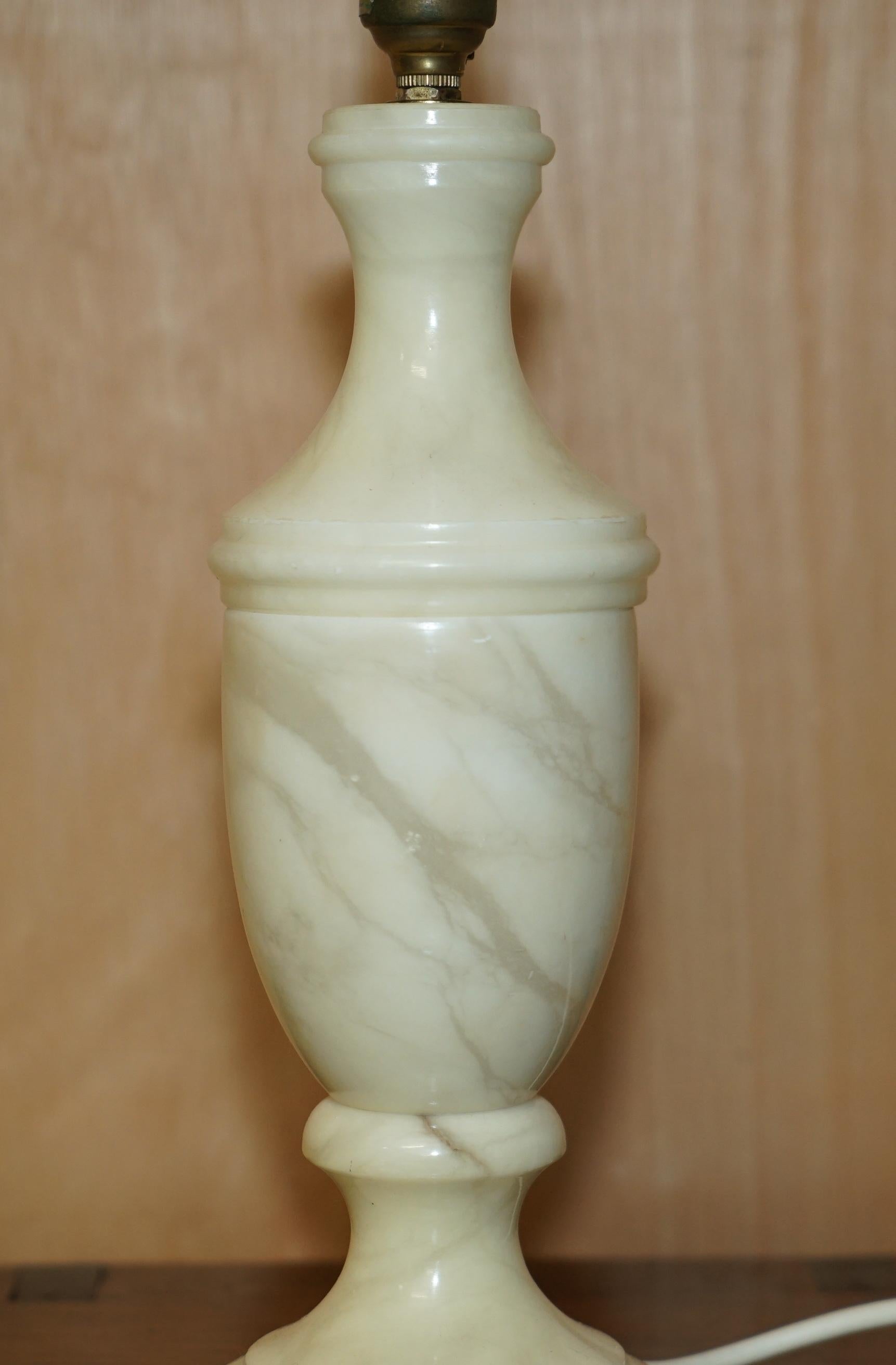 Hand-Crafted LOVELY VINTAGE CIRCA 1960'S ITALIAN MABRLE TABLE LAMP IN THE ViCTORIAN URN STYLE For Sale