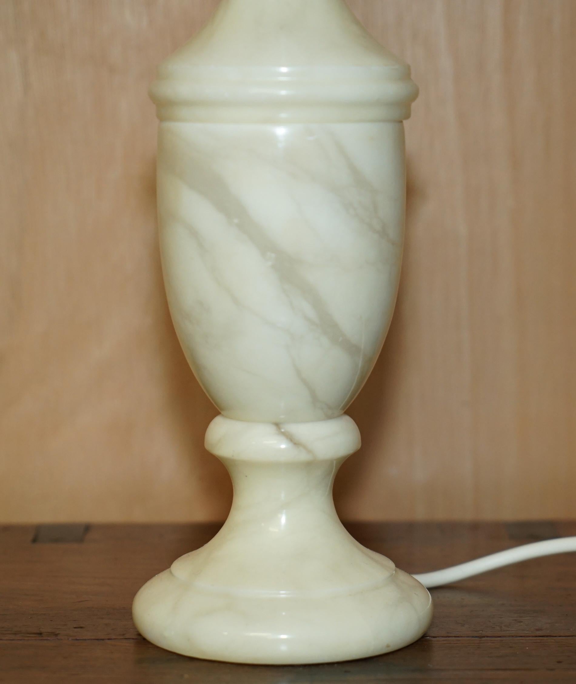 LOVELY VINTAGE CIRCA 1960'S ITALIAN MABRLE TABLE LAMP IN THE ViCTORIAN URN STYLE In Good Condition For Sale In West Sussex, Pulborough