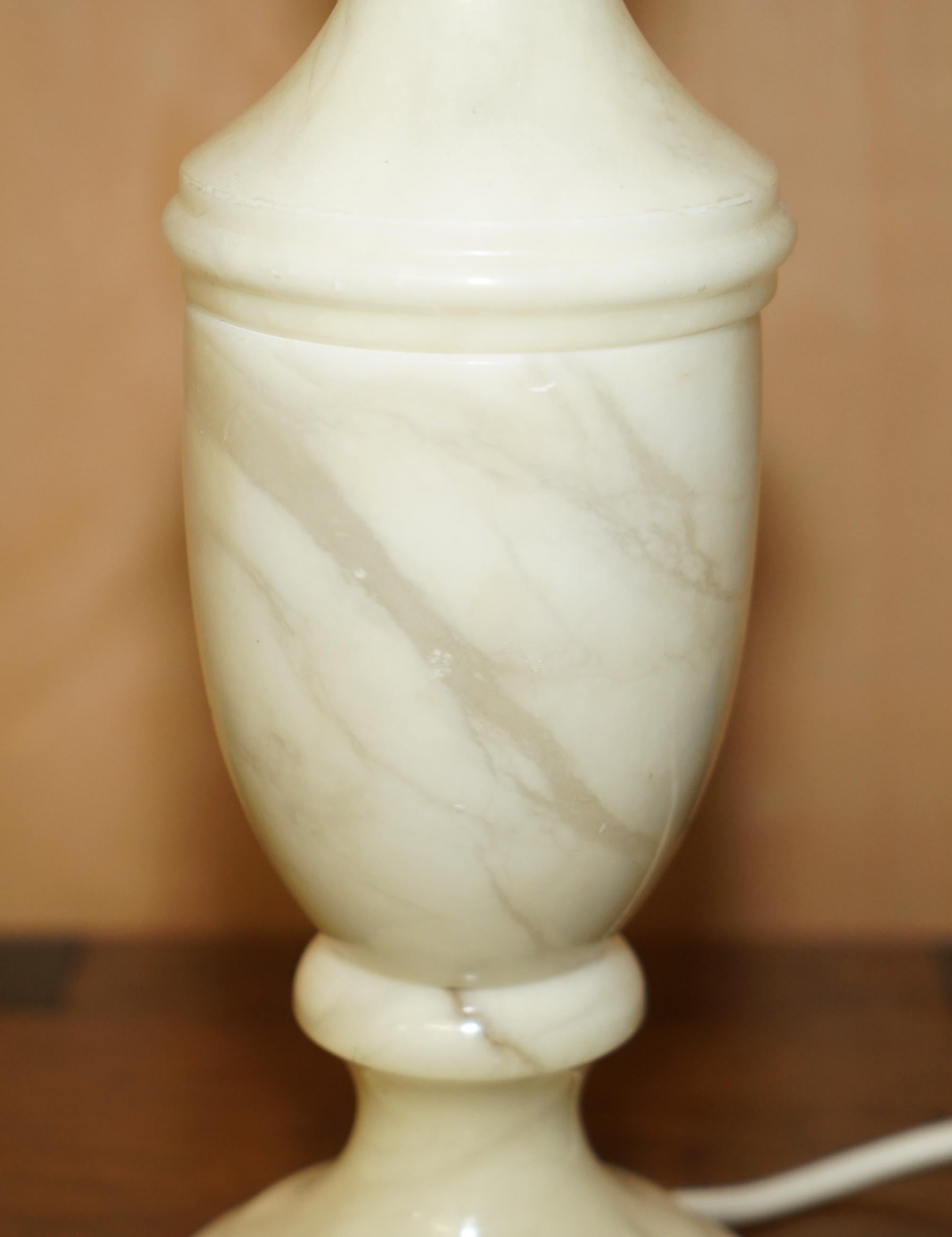 Mid-20th Century LOVELY VINTAGE CIRCA 1960'S ITALIAN MABRLE TABLE LAMP IN THE ViCTORIAN URN STYLE For Sale