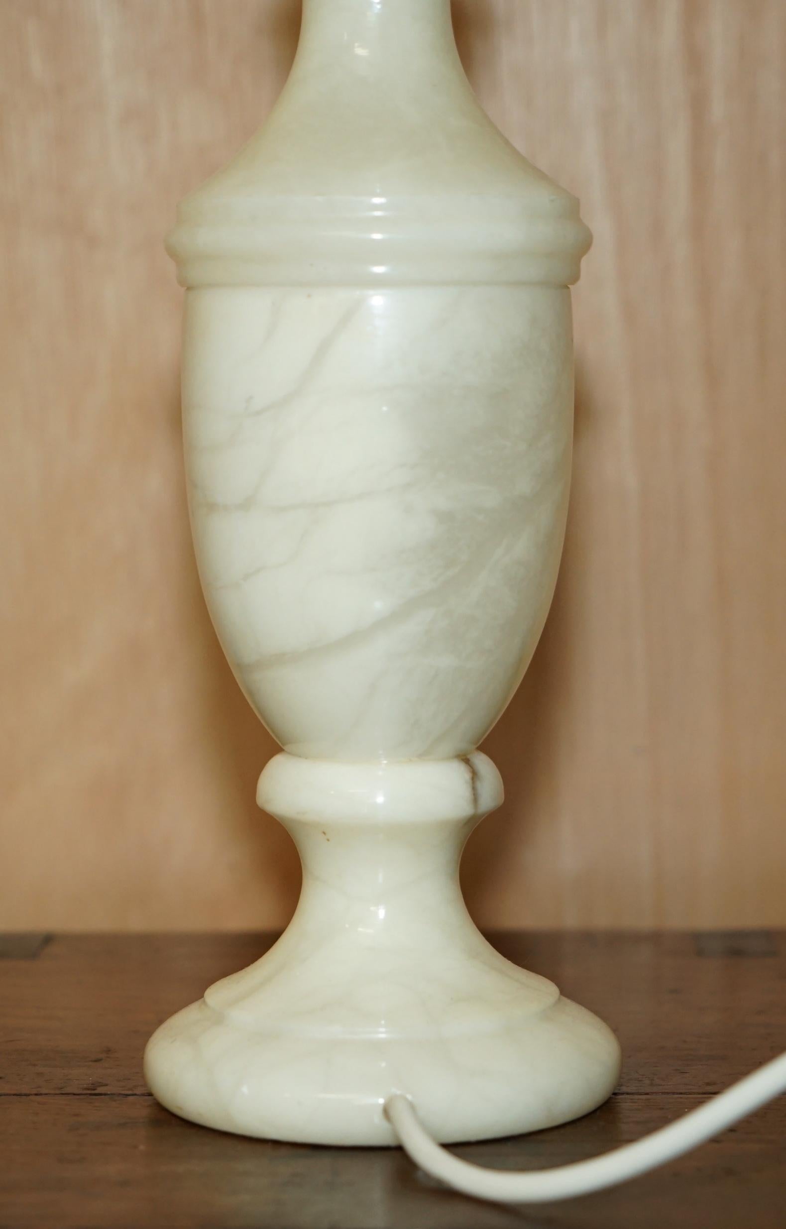 Brass LOVELY VINTAGE CIRCA 1960'S ITALIAN MABRLE TABLE LAMP IN THE ViCTORIAN URN STYLE For Sale