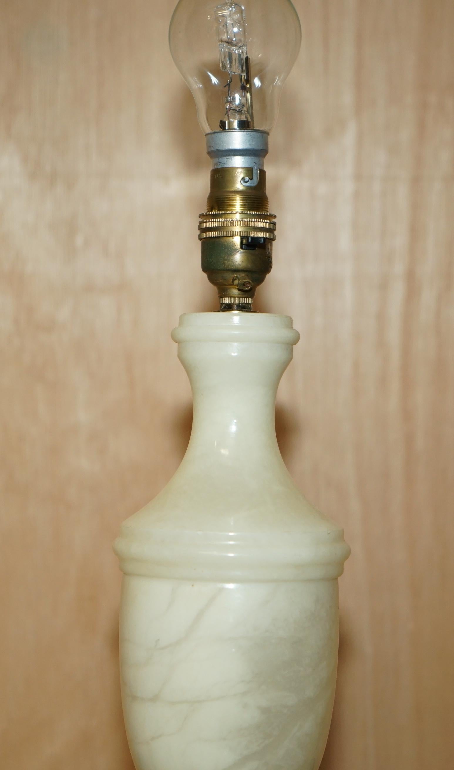 LOVELY VINTAGE CIRCA 1960'S ITALIAN MABRLE TABLE LAMP IN THE ViCTORIAN URN STYLE For Sale 1