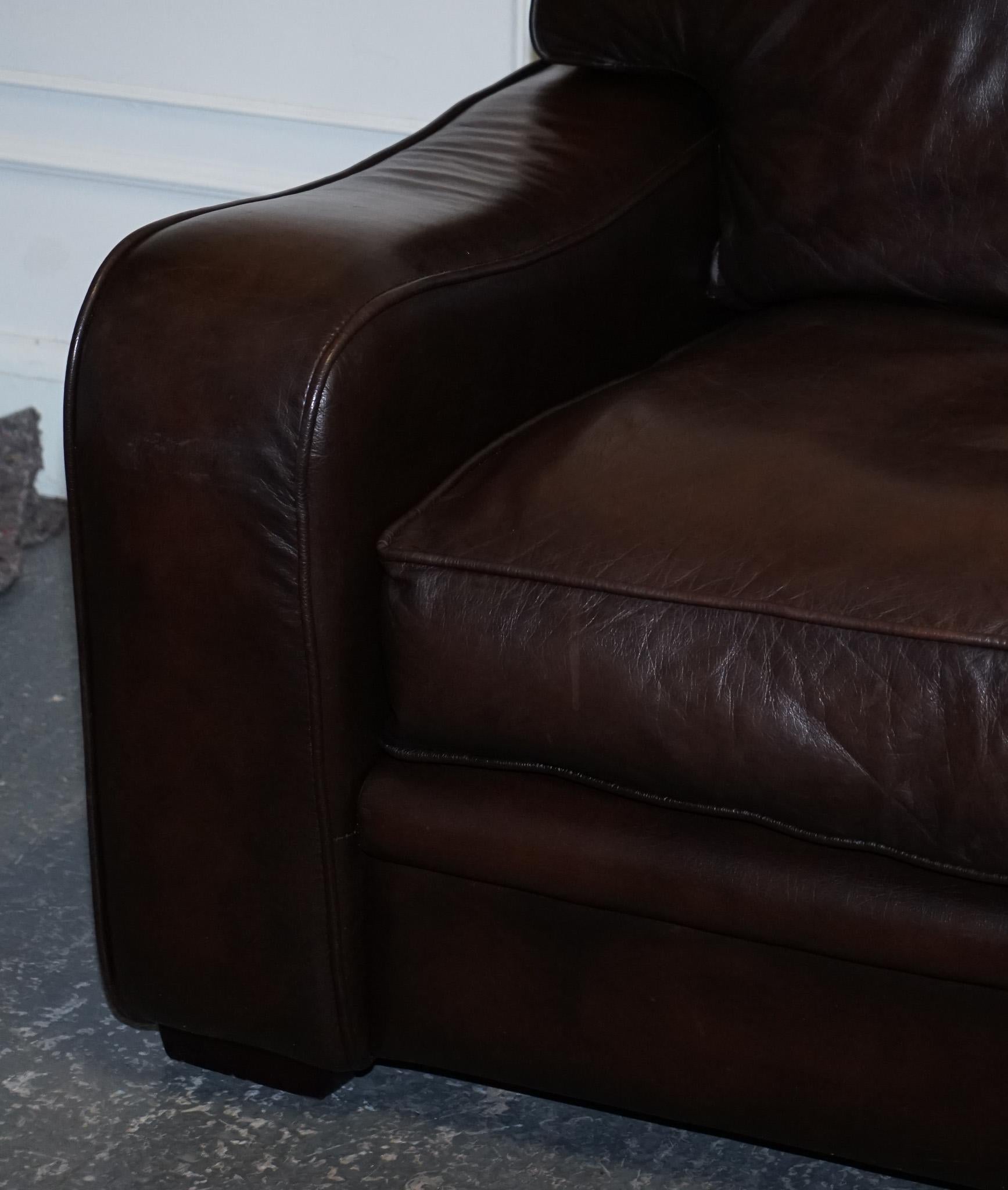 20ième siècle LOVELY ViNTAGE CLUB CANAPE DE DEUX À TROIS EN CUIR BRUN en vente
